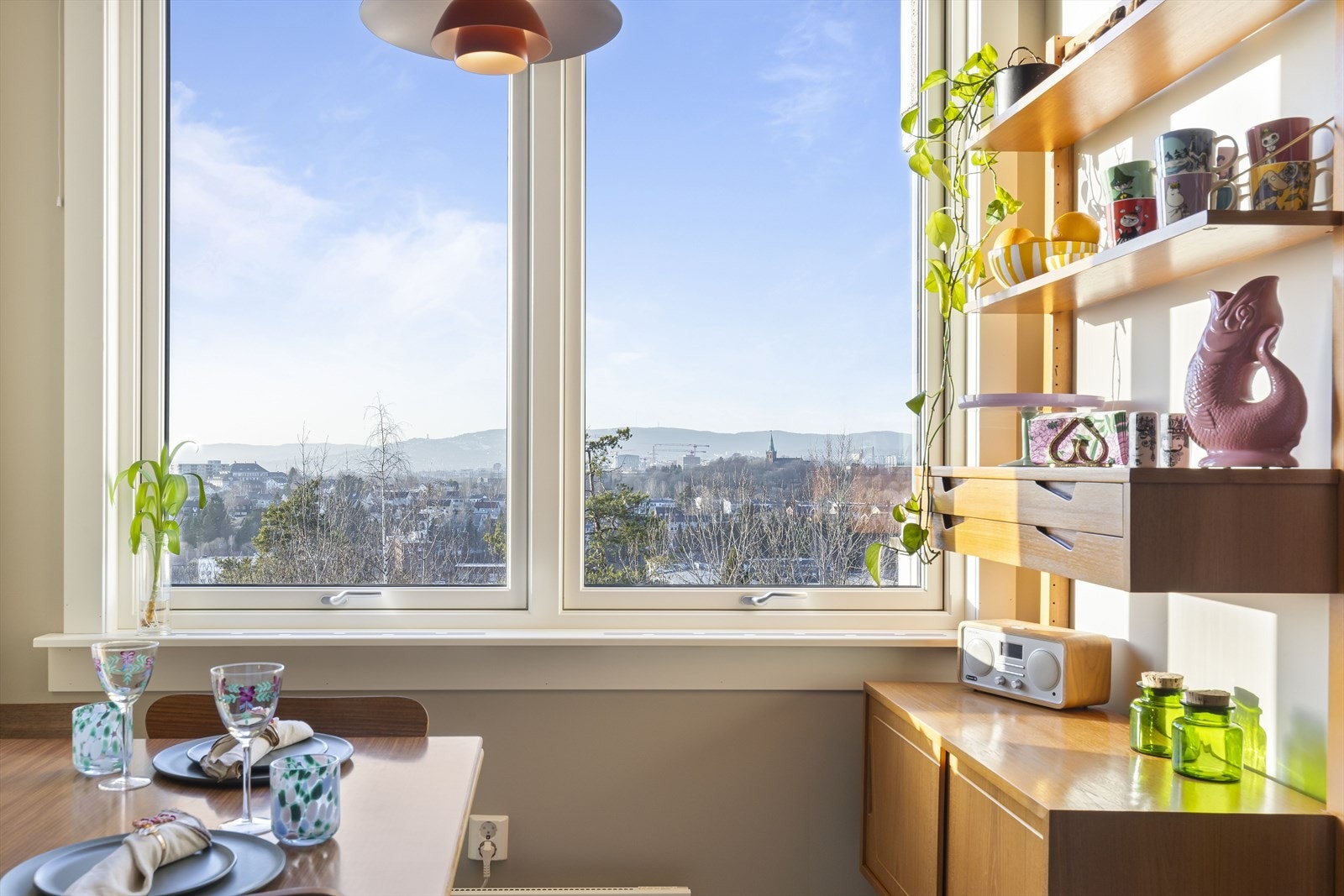 På kjøkkenet er det plass til spisebord hvor alle måltider kan nytes og hvor familie og venner kan samles. Galleribilde