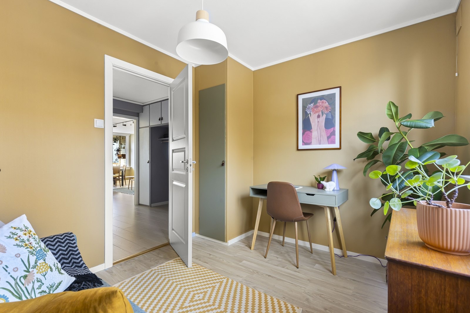 Soverommet er malt i en behagelig farge og har plassbygget garderobeskap. Galleribilde