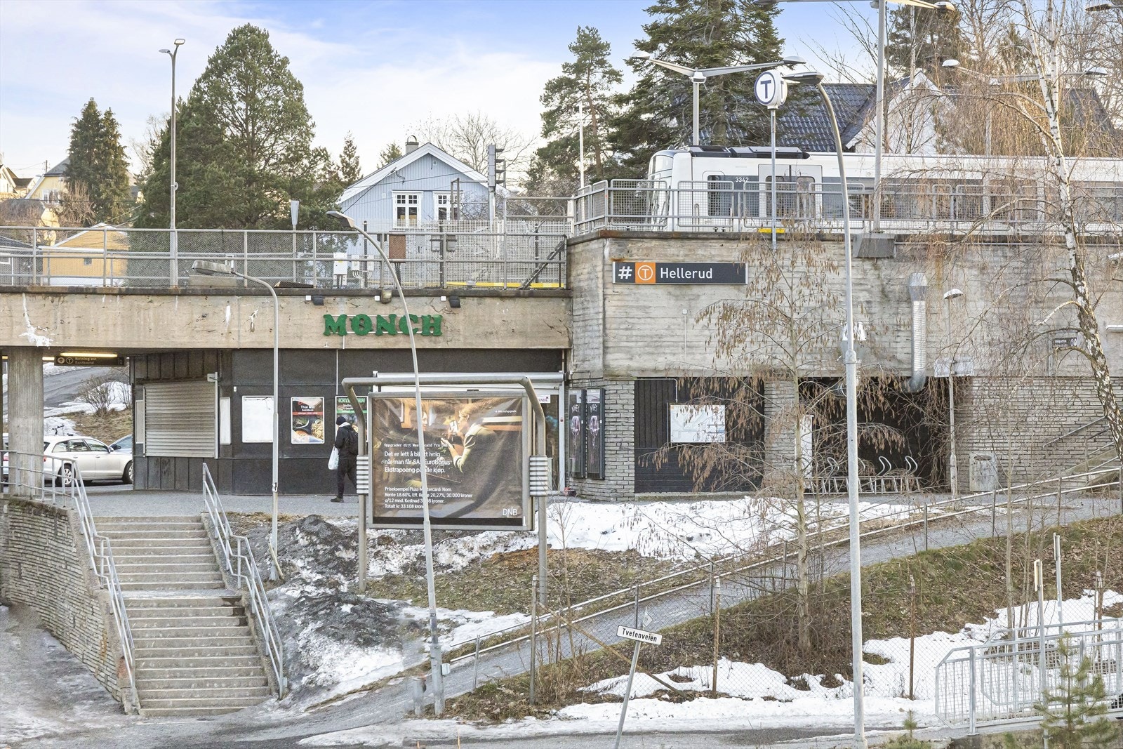 Knappe 7 min unna boligen er Hellerud T hvor linje 2 og 3 stopper. Galleribilde