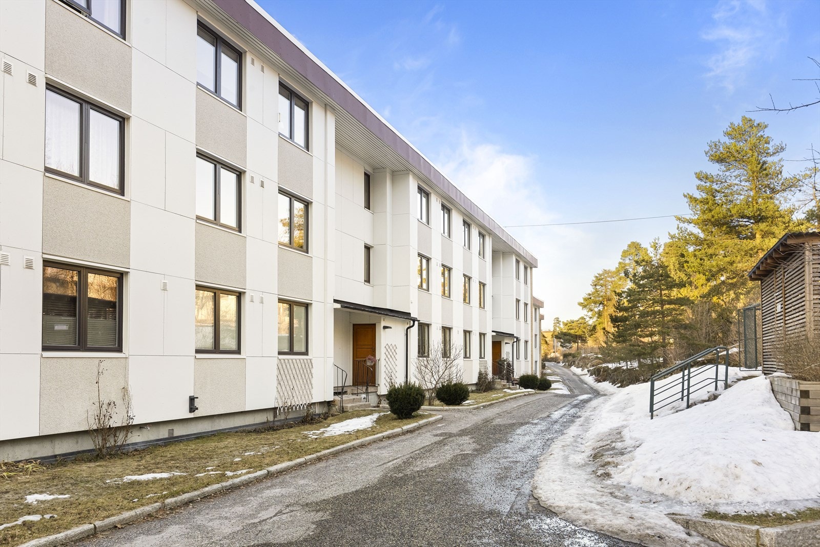 Rett utenfor blokka er det sykkelskur for beboerne. Galleribilde