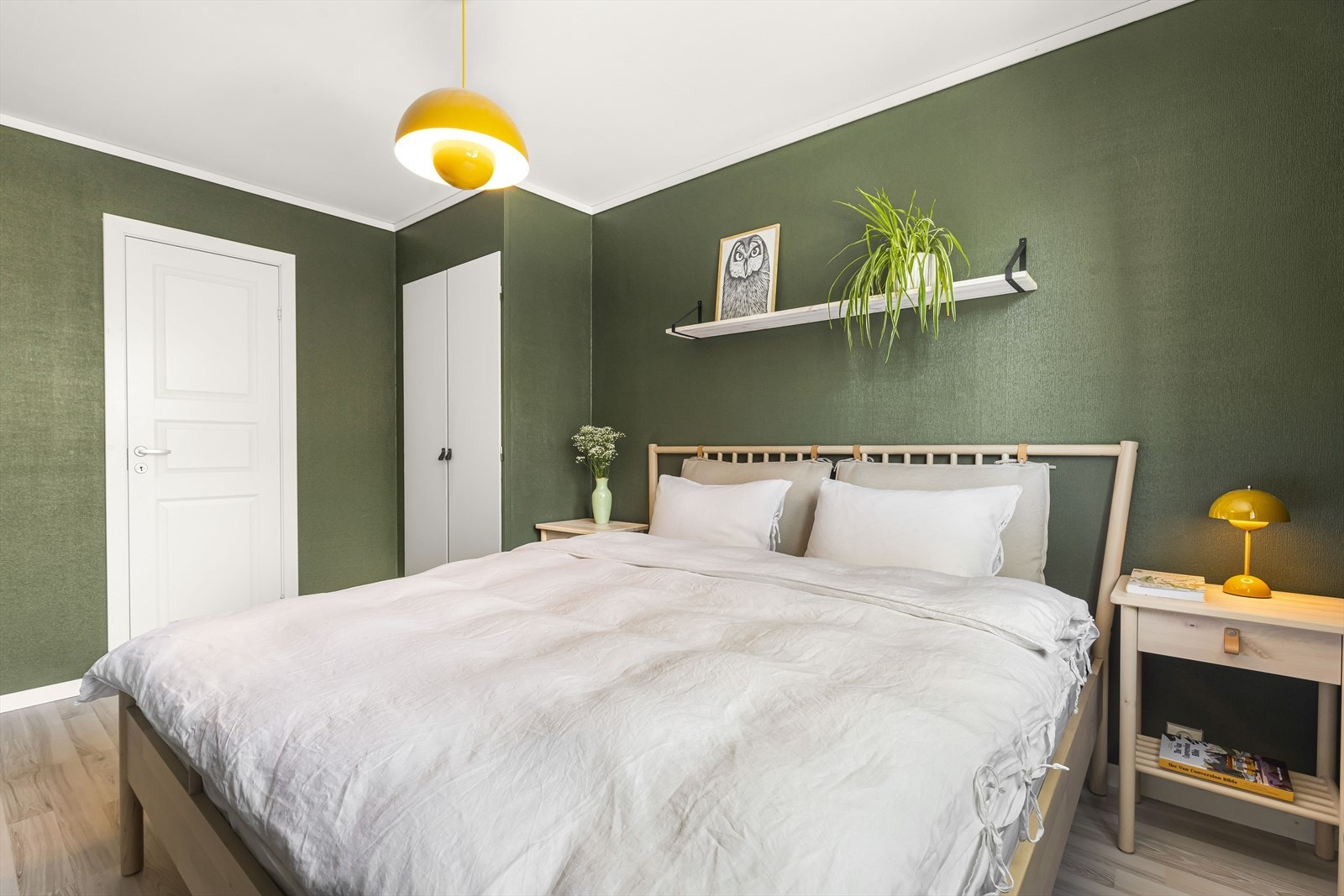 Det er også plassbygget garderobeløsing i tillegg til dør inn til en innvendig bod. Galleribilde