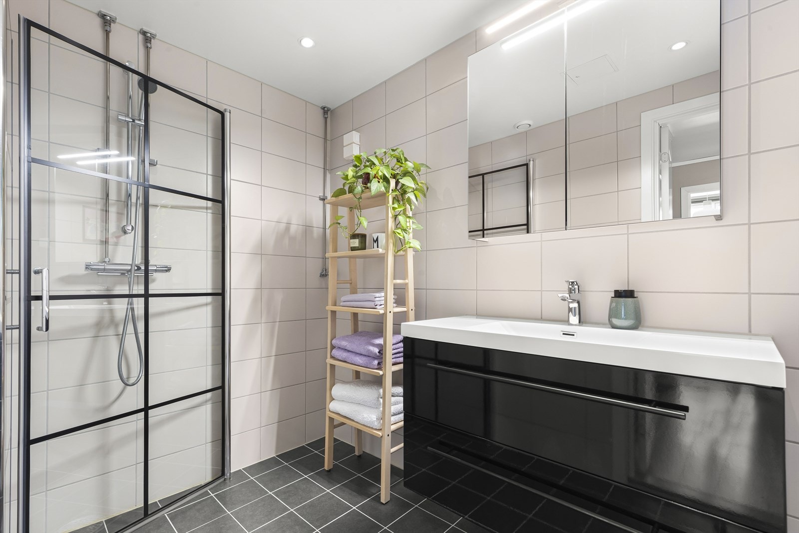 Pent, fliselagt baderom med god størrelse. Badet og toalettet var nytt i 2020 og ble tatt i regi av borettslaget. Galleribilde