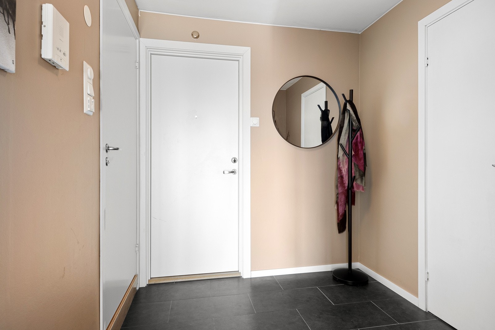 Velkommen inn! Leiligheten har adkomst via heis (eller trapp) til etasjeplan, og inngang til en innbydende entré. Galleribilde