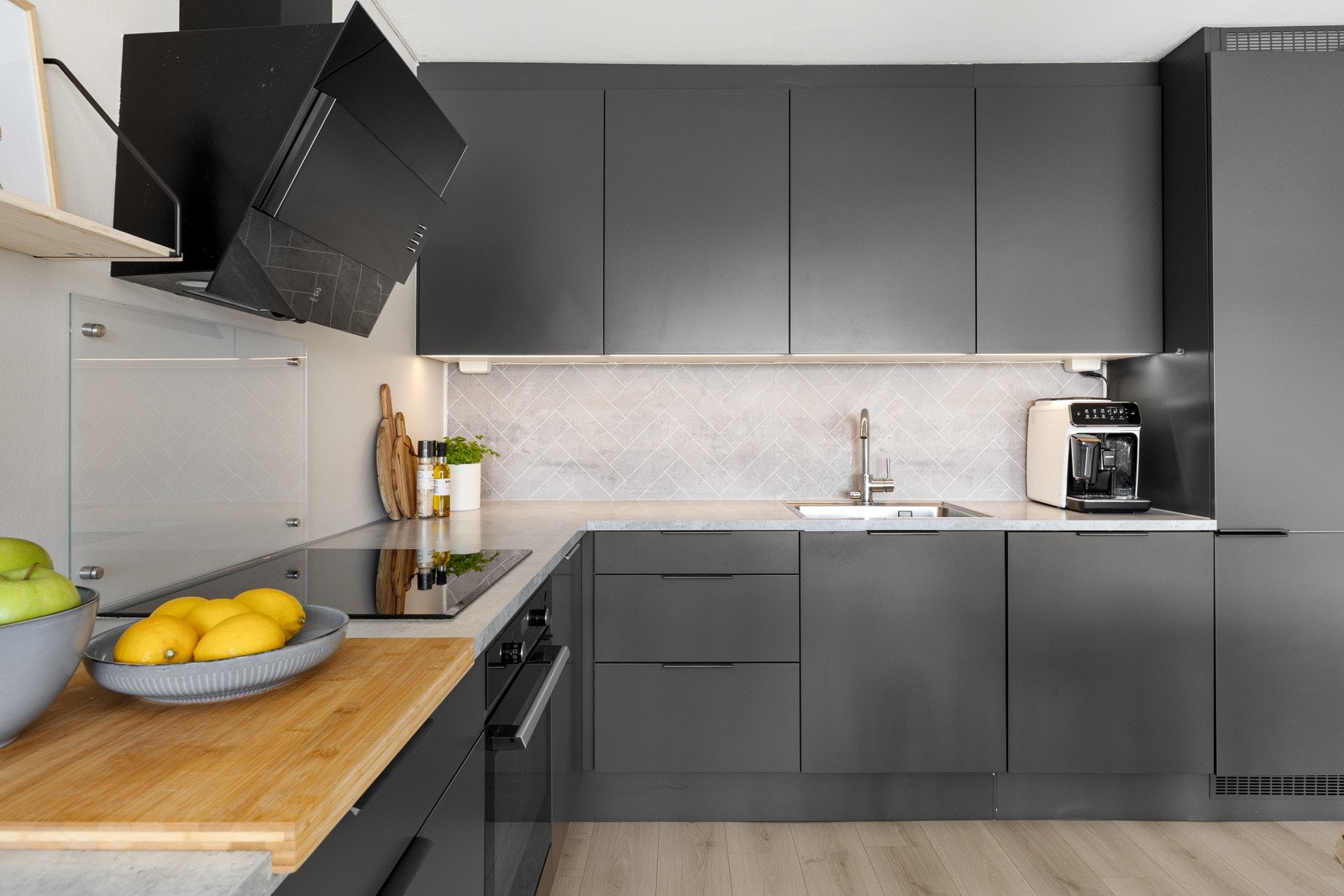 Kjøkkenet har integrert induksjonstopp, stekeovn, oppvaskmaskin og kjøl/frys. Galleribilde