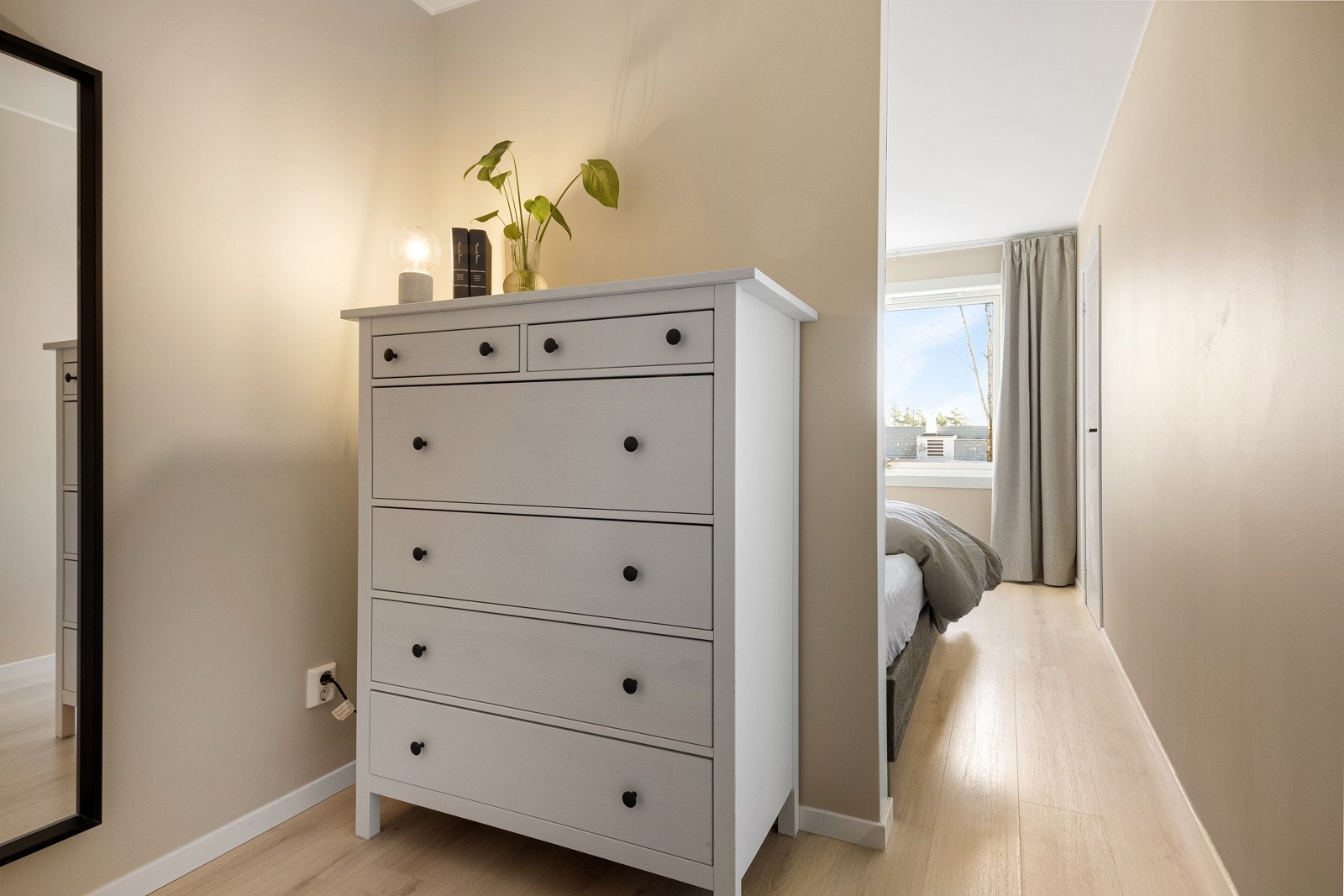 Lettveggen ble satt opp i 2023. Den er limt fast til gulvet slik at man kan fjerne den uten å ødelegge gulvet. Ved veggen mot soverommet er det plass til kommode eller lignende. Galleribilde