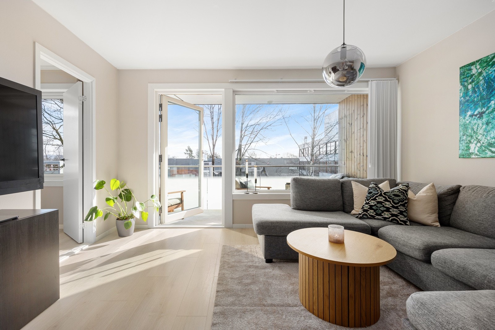 Stuen får rikelig med dagslys fra et stort vindu og balkongdør mot sydøst. Vinduer og balkongdør er fra 2020. Galleribilde