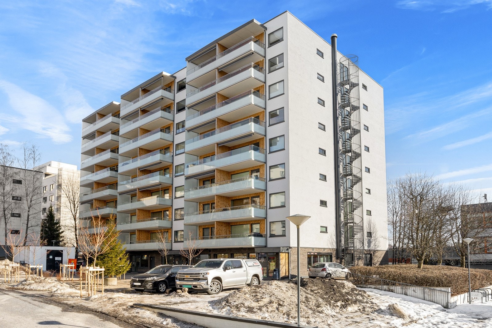 Bygget har nye fasader, vinduer og balkongdører fra 2020. Leiligheten disponerer en bod i kjelleren. Galleribilde