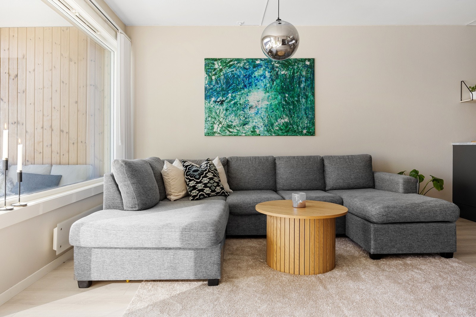 Stuen oppleves som lys og luftig, noe som understrekes av lyse overflater og store vinduer. Galleribilde