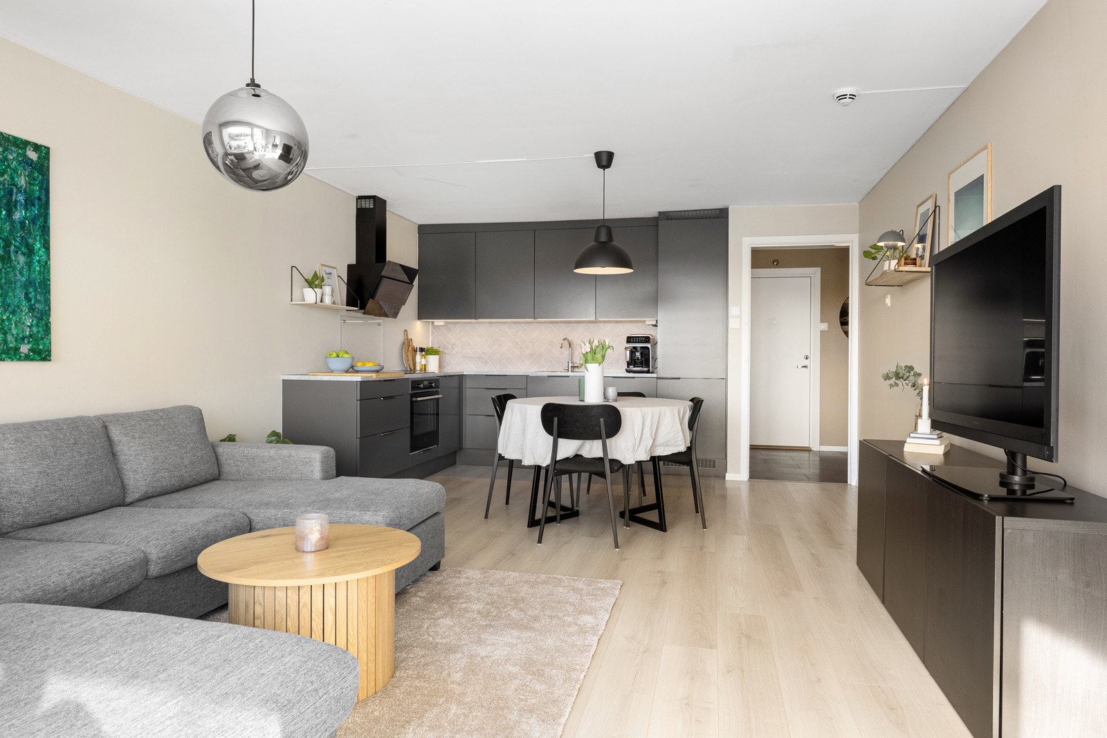 Stuen og kjøkkenet er et sosialt allrom med god plass til middagsgjester og sofakos. Galleribilde