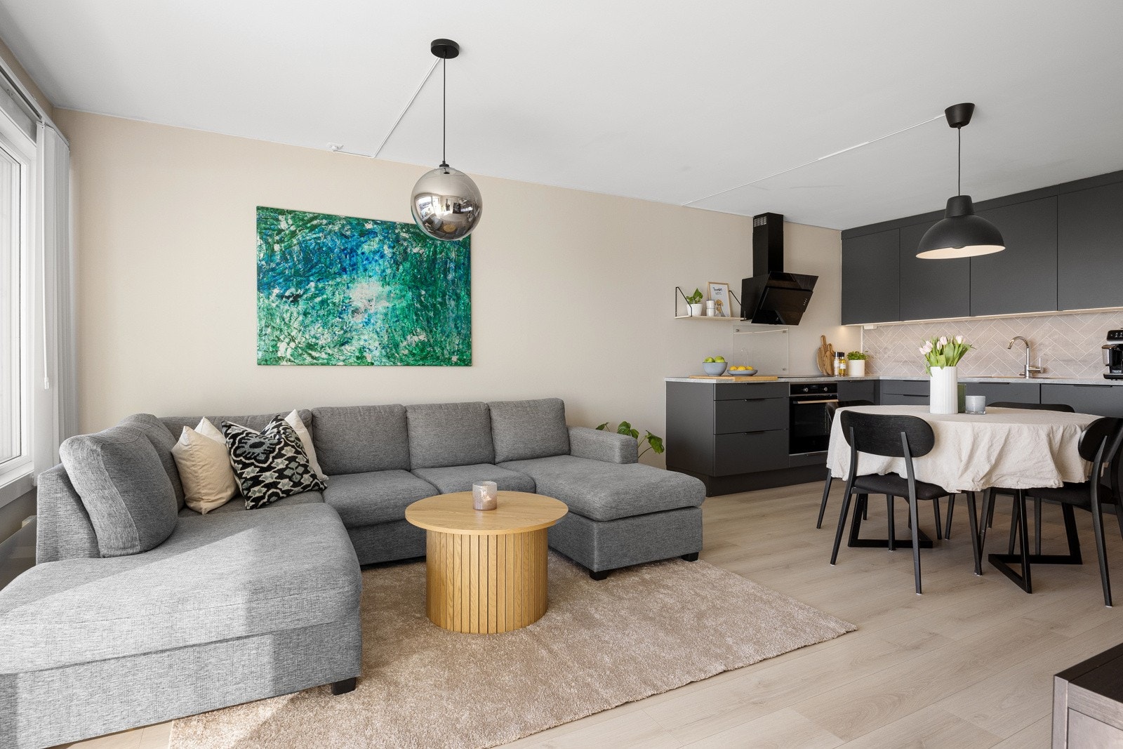 Rommet er malt i en delikat beigtone som står til det meste. Gulvet er i enstavs laminat som er slitesterkt og pent. Galleribilde