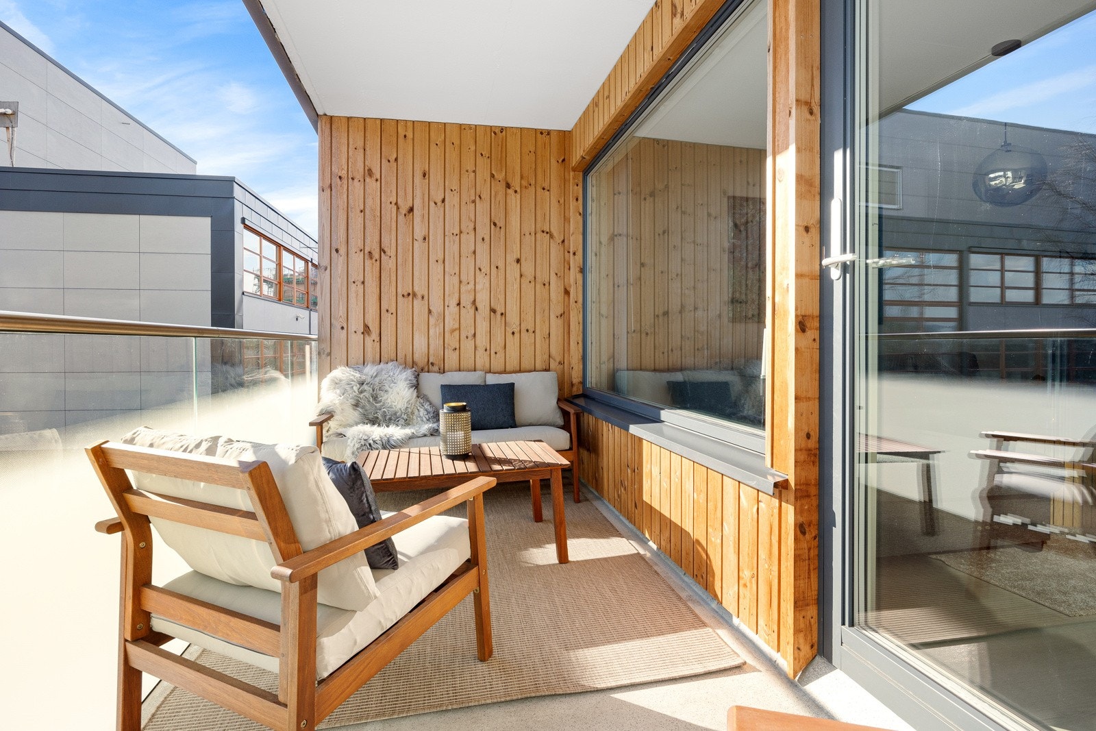 Balkongen ligger sydøstvent og godt inntrukket, slik at den er ekstra lun og skjermet. Galleribilde