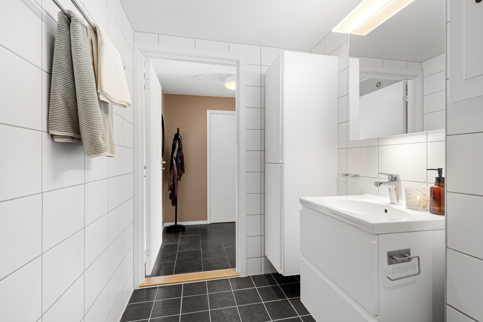 Innredningen er moderne med hvite fronter, speilskap og veggmontert toalett. Varmtvann kommer fra felles anlegg. Galleribilde