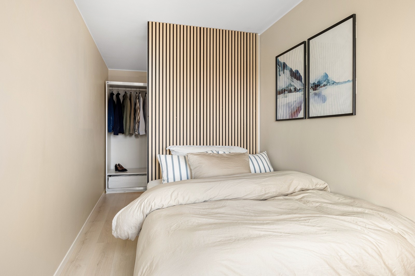 Bak deleveggen er det montert en skyvedørsgarderobe. Spileveggen skaper både romdeler og sengegavl. Galleribilde