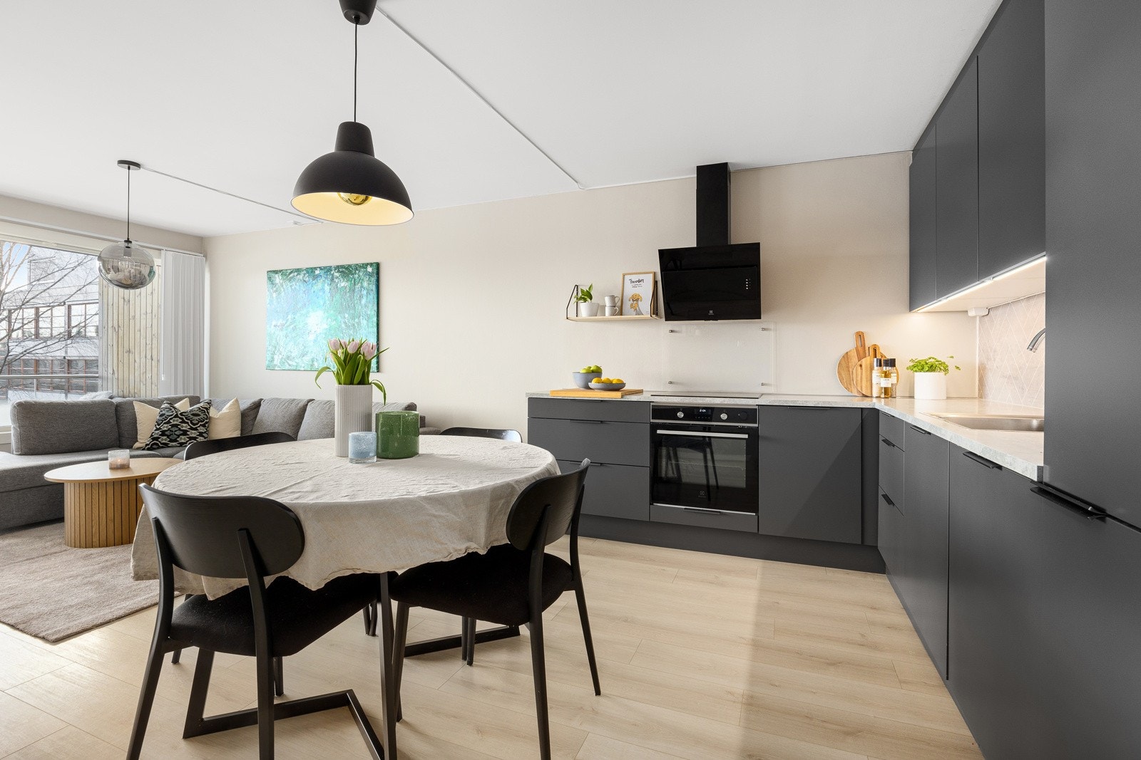 I 2021 fikk leiligheten et nytt kjøkken fra HTH med integrerte hvitevarer, kullfilterventilator og plater over benk. Galleribilde