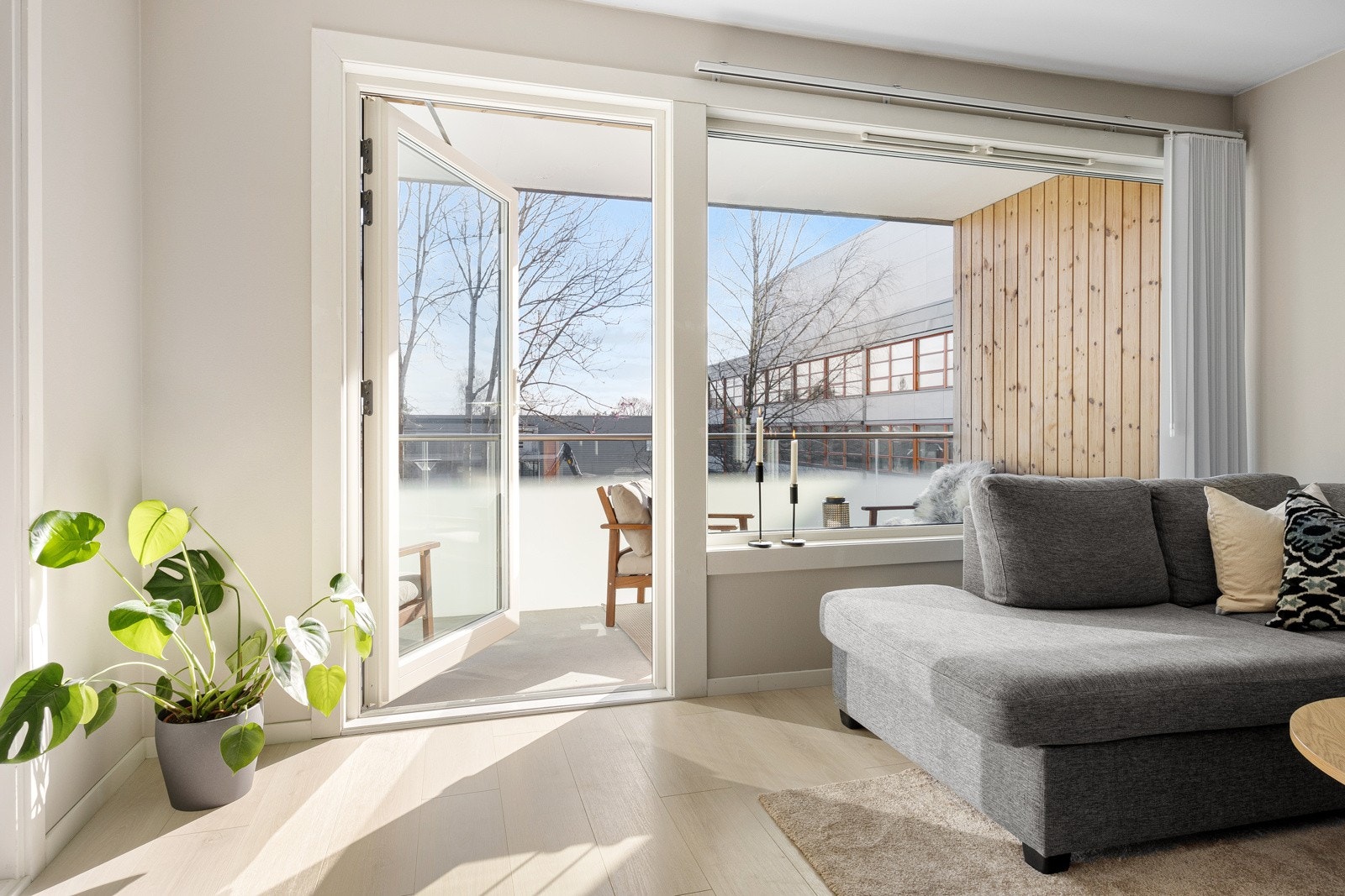 Leiligheten ble betydelig oppgradert i 2021 med overflatebehandling av vegger og nytt laminatgulv i stue og soverom. Galleribilde