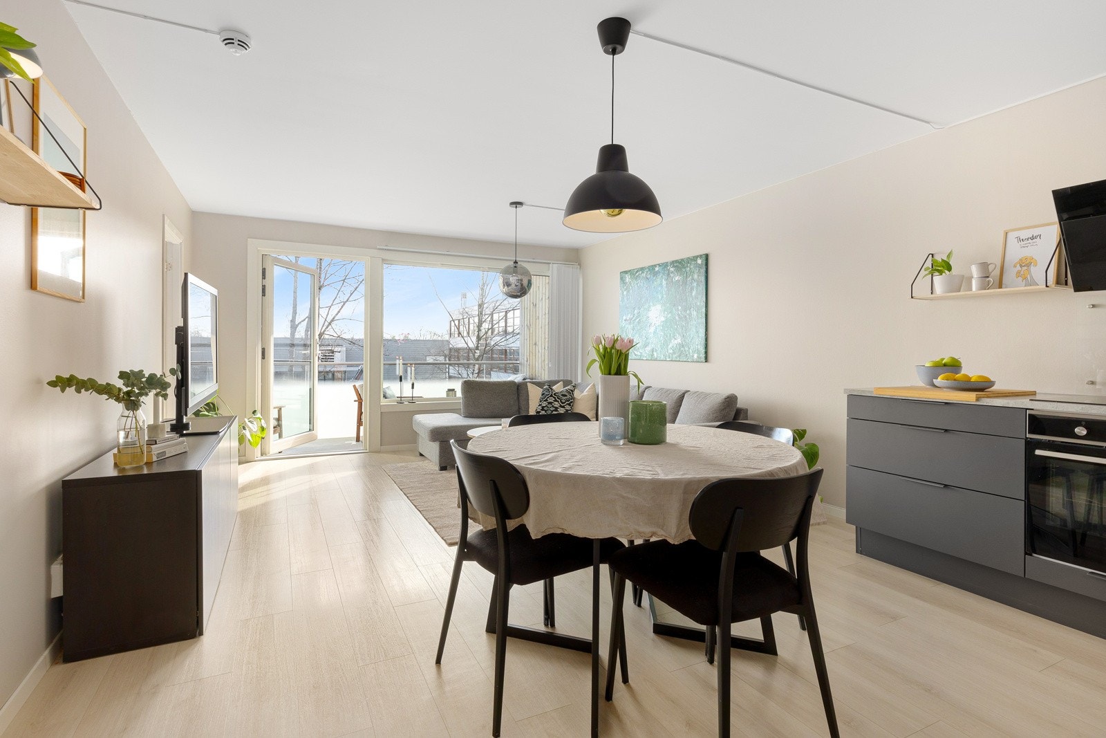 Velkommen til en lekker 2-roms med sydøstvendt balkong, luftig planløsning og moderne standard. Galleribilde