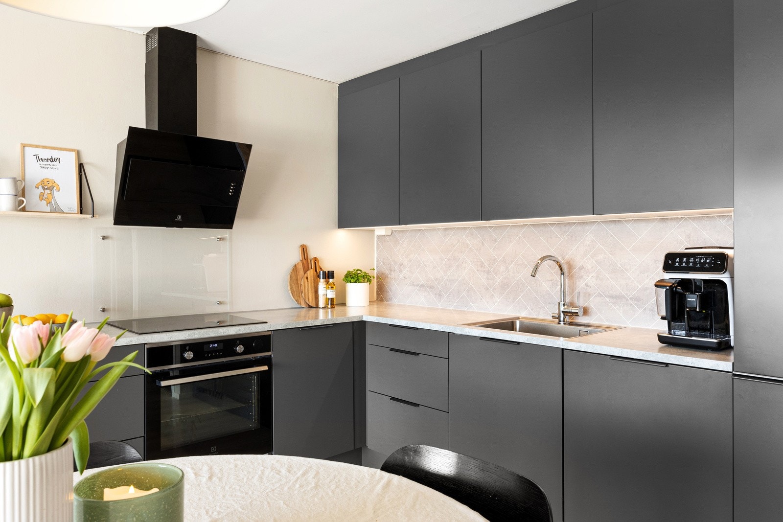 Kjøkkenet er plassert i åpen løsning med stuen, og har takoppforede skap som er praktisk og gir et ryddig inntrykk. Galleribilde