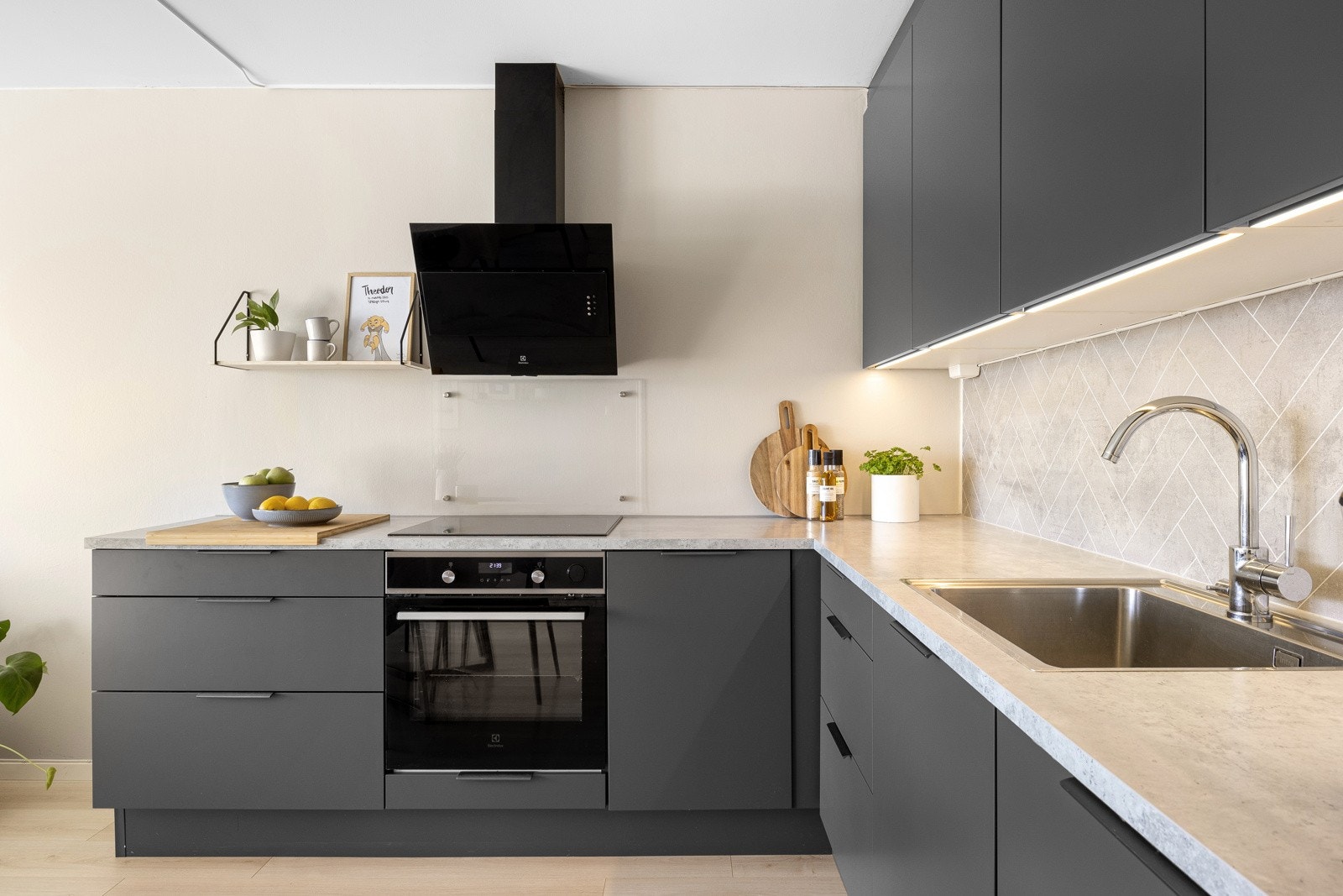 Mellom benk og overskap er det lagt lyse plater i fiskebensmønster, og montert bra med benkebelysning. Galleribilde