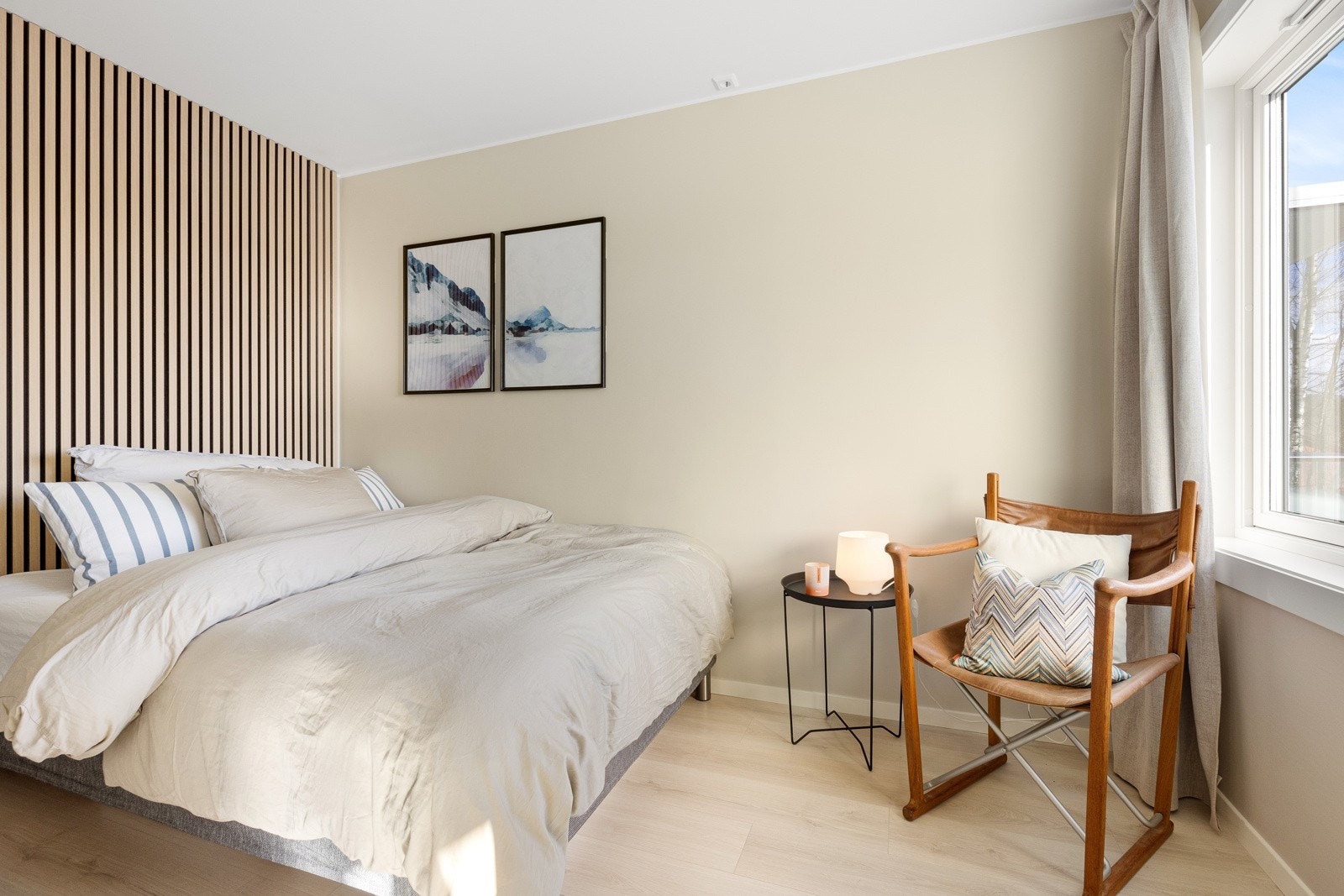 I 2021 ble det satt opp en delevegg i soverommet. Veggen er kledd i trendy eikespiler og gir et elegant inntrykk. Taket i rommet ble malt i 2024. Galleribilde