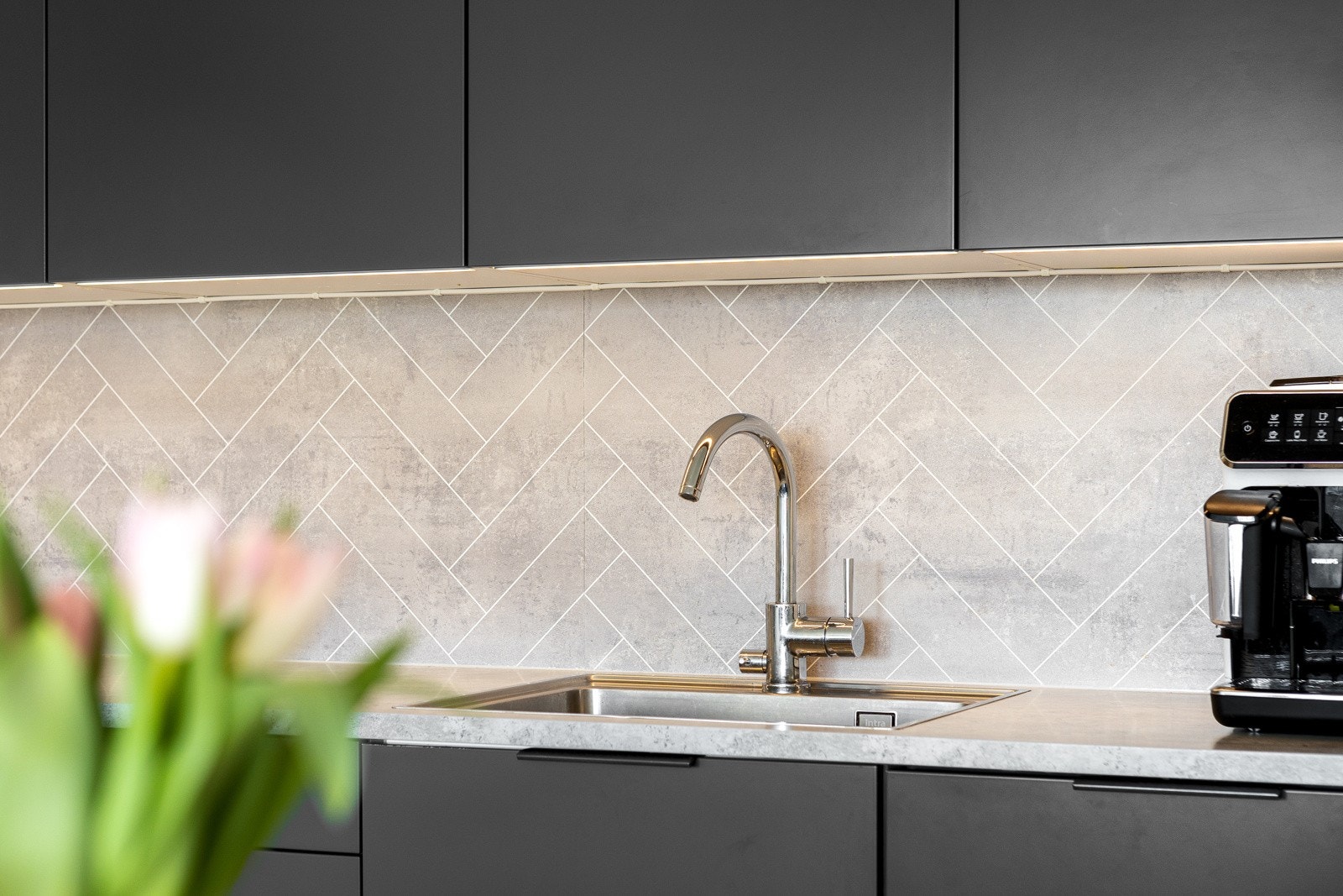 Så å si hele leiligheten ble oppgradert i 2021, og er holdt i en gjennomført, moderne stil med harmonerende fargevalg. Galleribilde