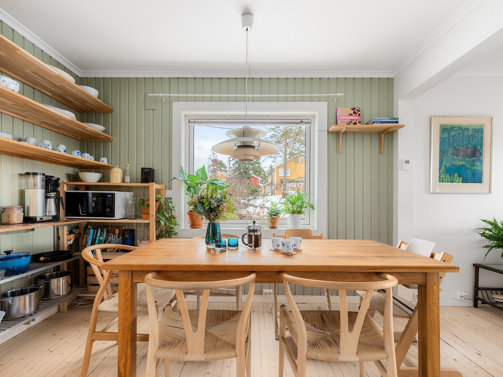 Her er det plass til både familie og venner ved spisebordet. Galleribilde