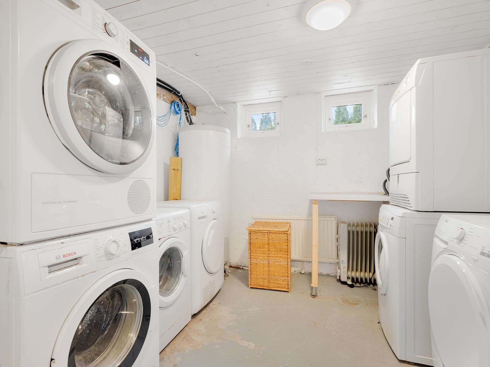 Fra underetasjen er det enkel utgang til kjellerarealene og det felles vaskerommet hvor hver av beboerne har sin egen vaskemaskin/tørketrommel. Like ved ligger det også en kjellerbod på ca 4kvm som leiligheten disponerer. Galleribilde