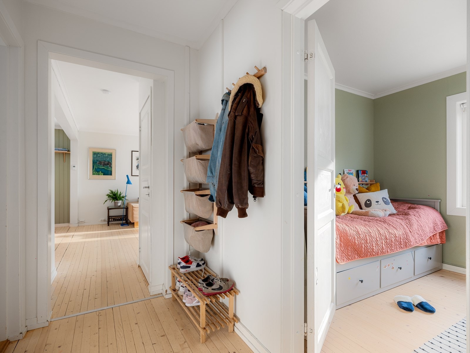 Løfter du blikket legger du umiddelbart merke til det flotte lyset som møter deg inne i leiligheten. De originale tregulvene er hentet frem i hele hovedetasjen, og tilfører leiligheten en perfekt dose lunhet og sjel. Galleribilde