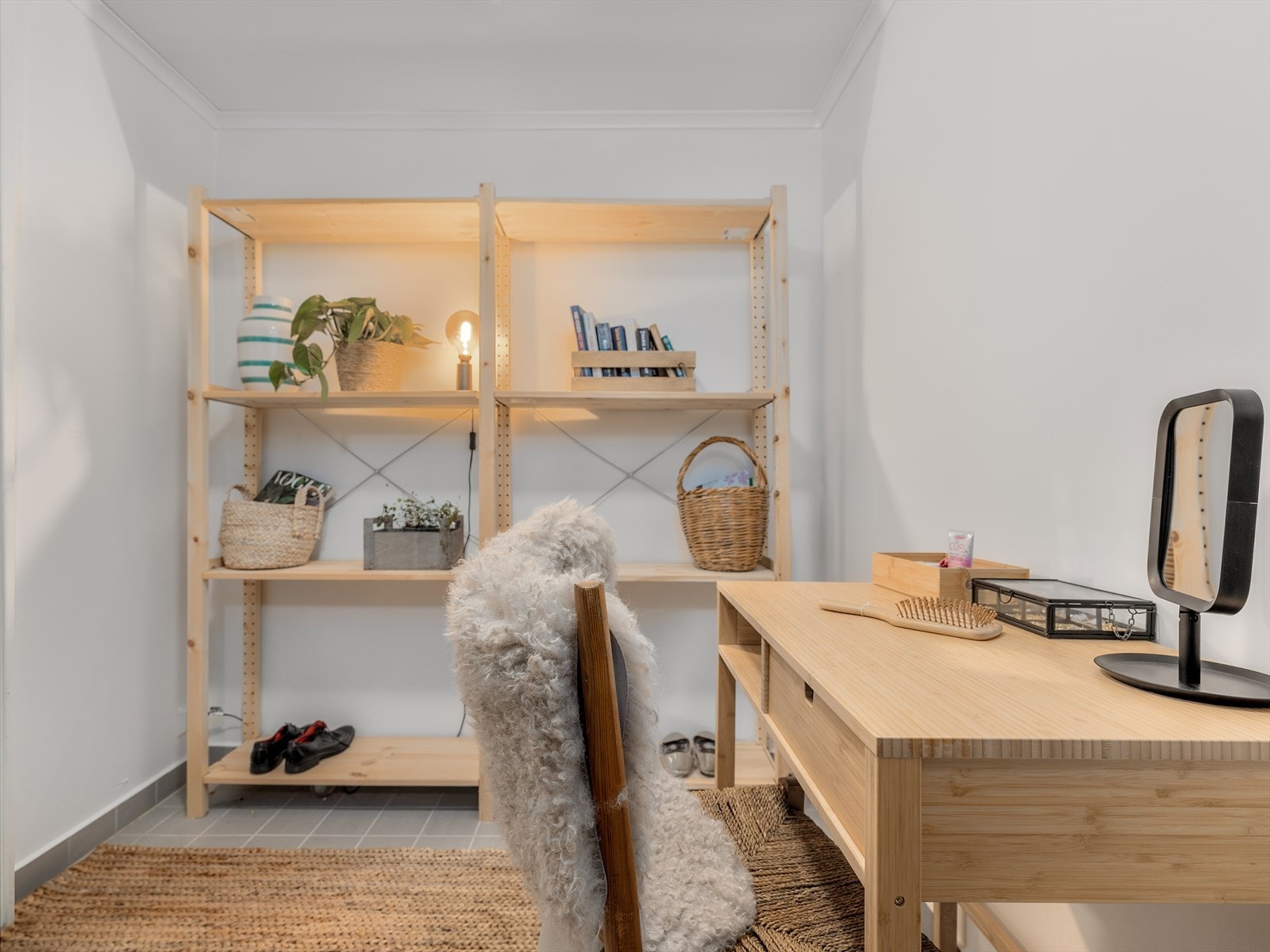 Vis à vis badet ligger det et stort omkledningsrom/teknisk rom. Galleribilde