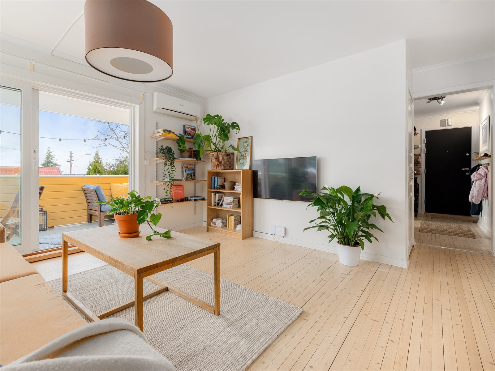 I hovedetasjen ligger 2 av boligens soverom, og et av badene med inngang fra gangarealet. Galleribilde