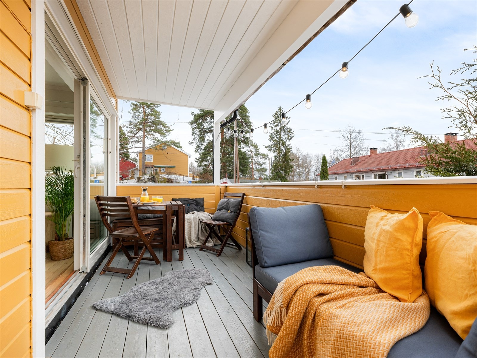 Når den første vårsolen kommer på besøk er det deilig å trekke ut på balkongen. Her er det god plass til å innrede en hyggelig sittegruppe. Galleribilde
