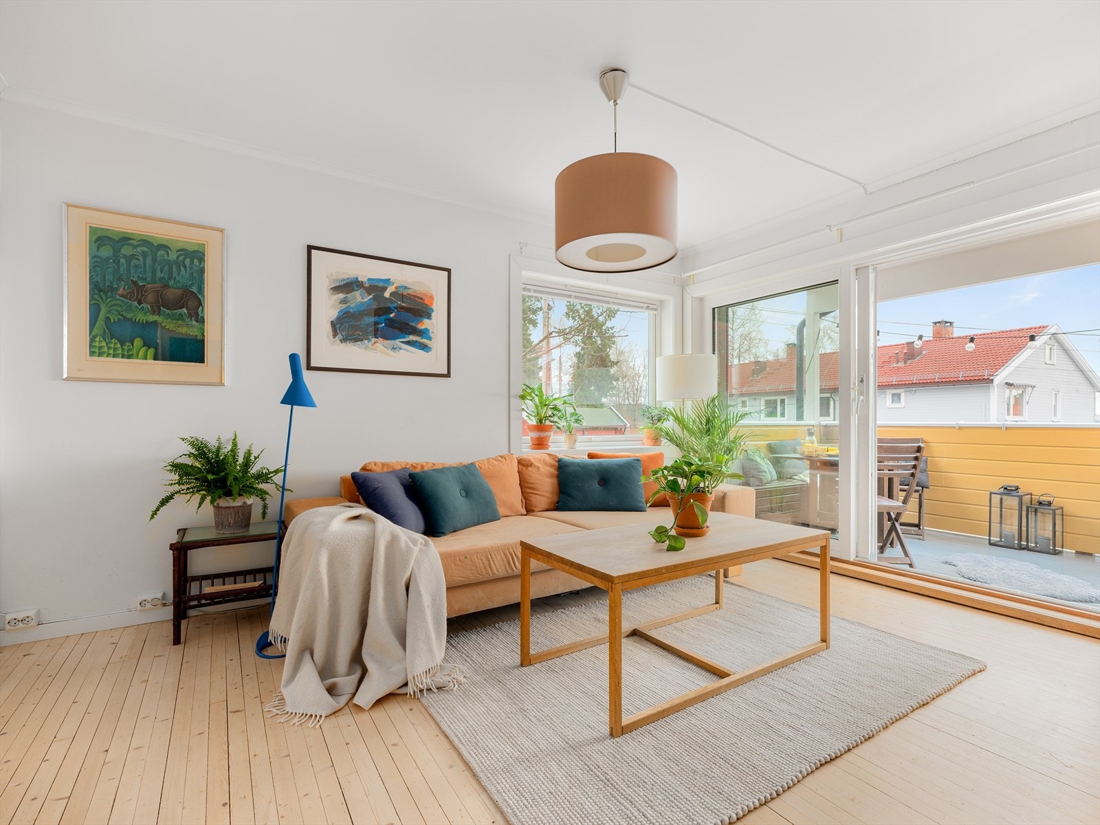 I denne stuen er det lett å føle seg hjemme. Den åpne planløsningen gjør at lyset kan flomme fritt gjennom rommene. Galleribilde