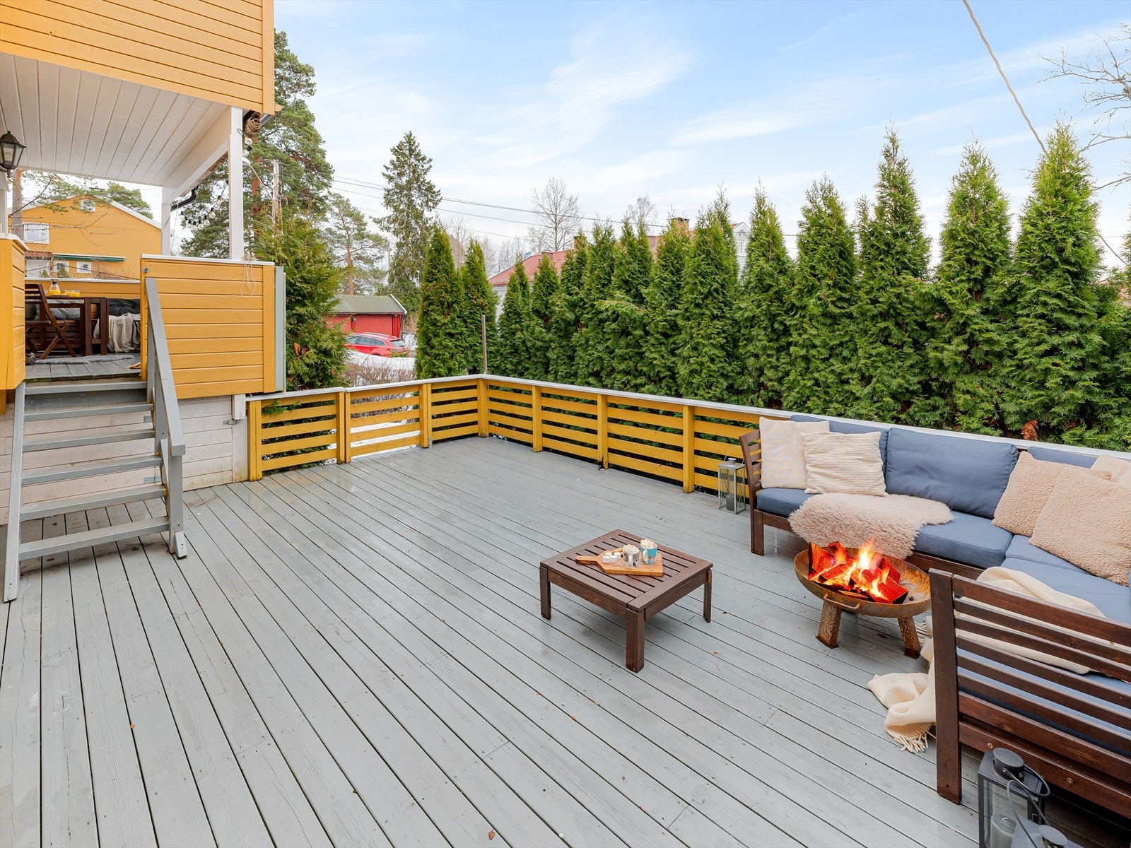 Fra balkongen leder en trapp deg ned til boligens andre store og flotte terrasse. Det er god plass til et stort langbord i tillegg til en loungegruppe. Galleribilde