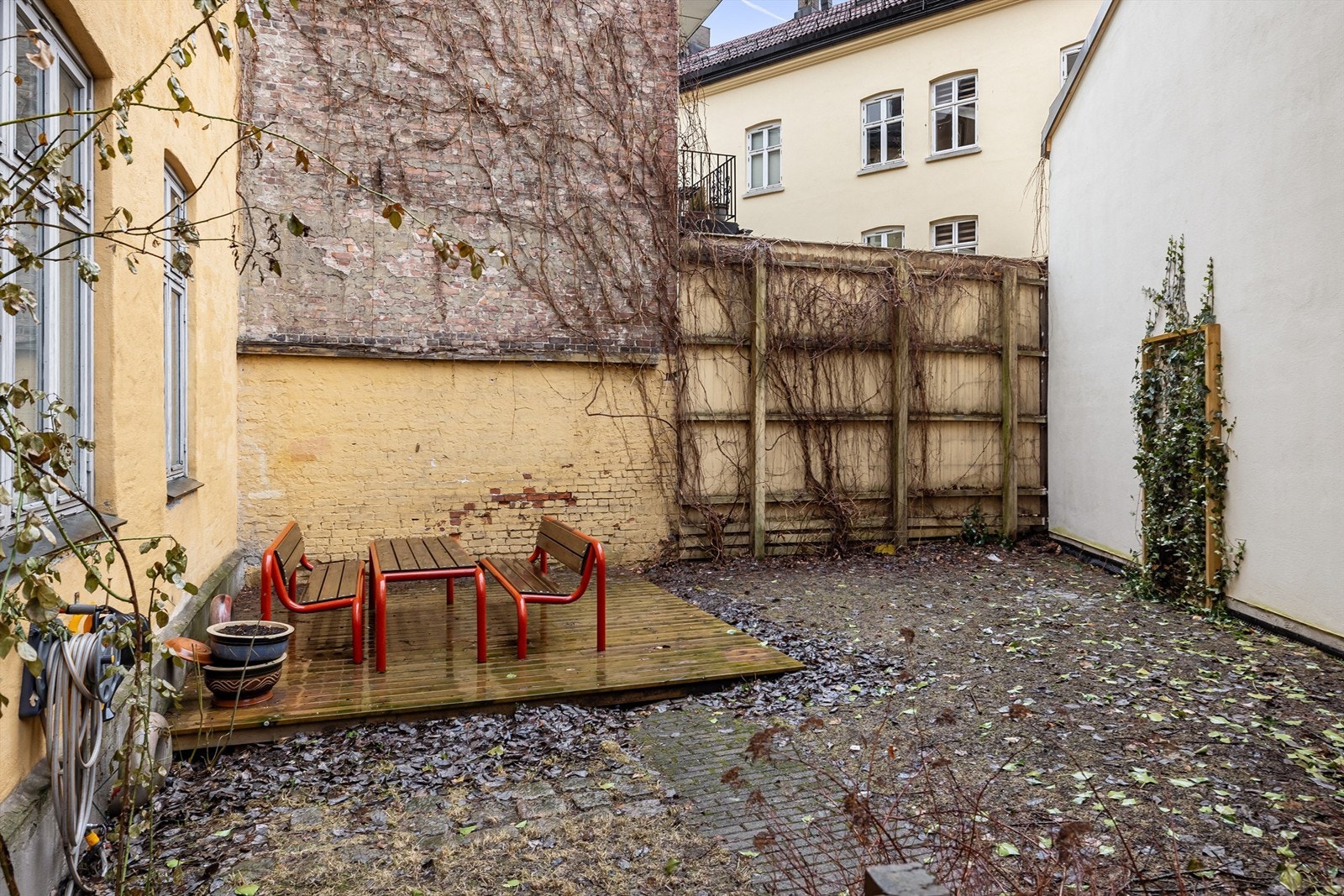 Hvis mange gjester gjør leiligheten trang, kan bakgården benyttes til samling og allsang (iht. husordensregler så klart). Galleribilde