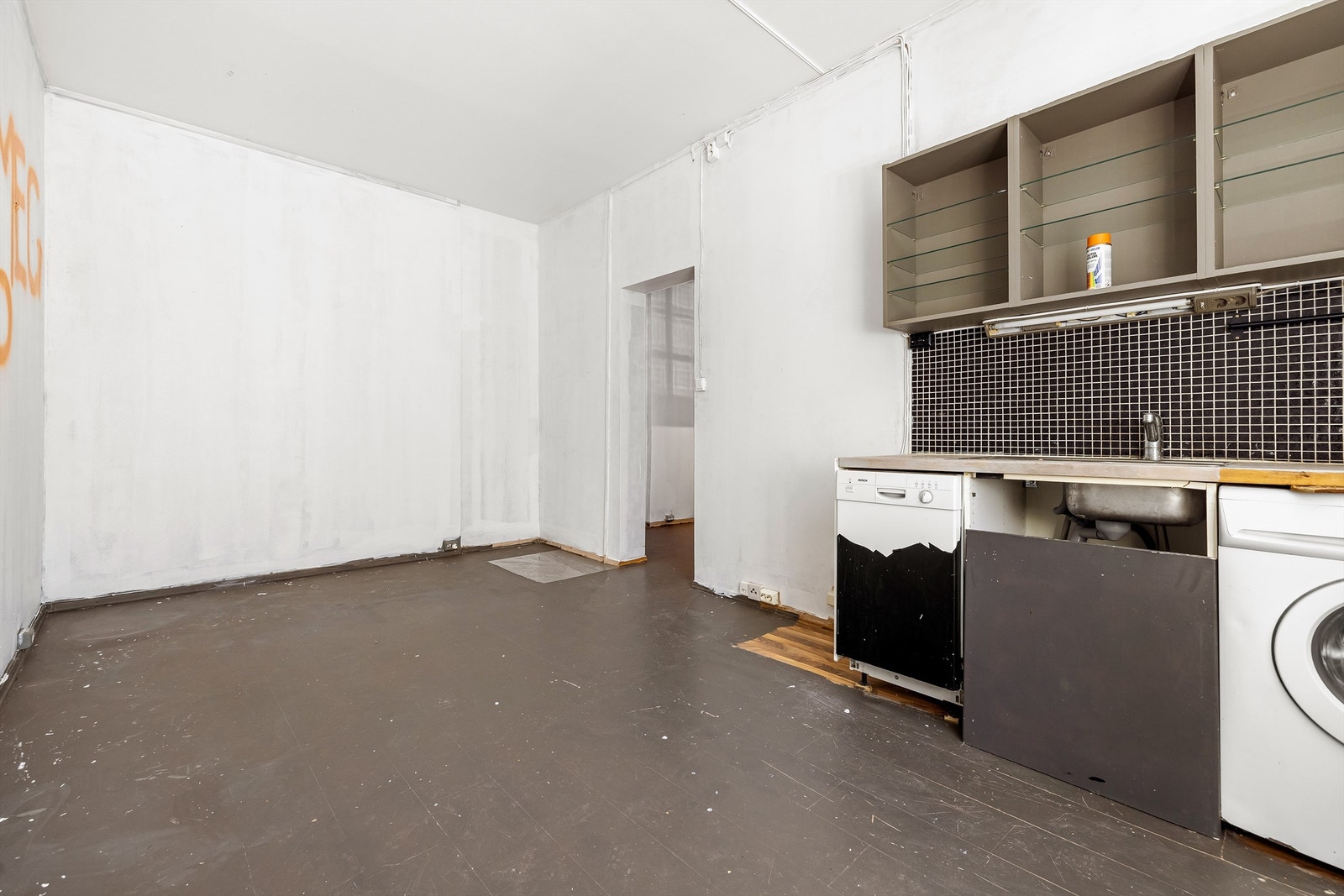 Kjøkkeninnredningen er så som så, men du kan finne en ny hos IKEA eller HTH. Galleribilde