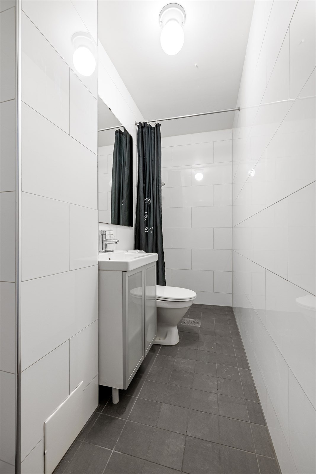 Badet er flislagt og har klosett, men har du lagt merke til stuens takrosett? Galleribilde