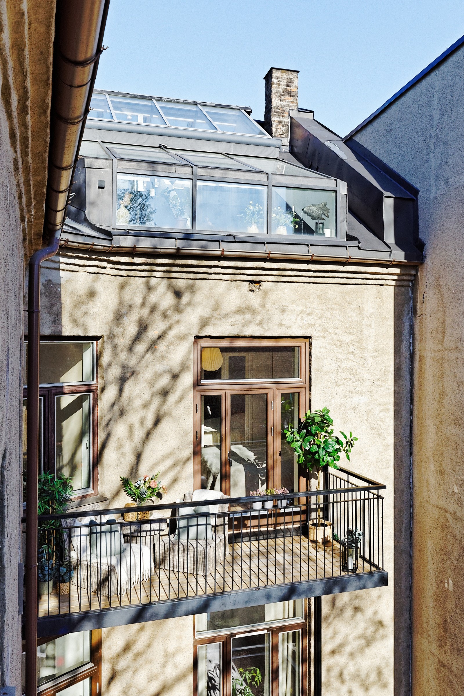 Balkongen ligger høyt og fritt ut mot hyggelige omgivelser Galleribilde