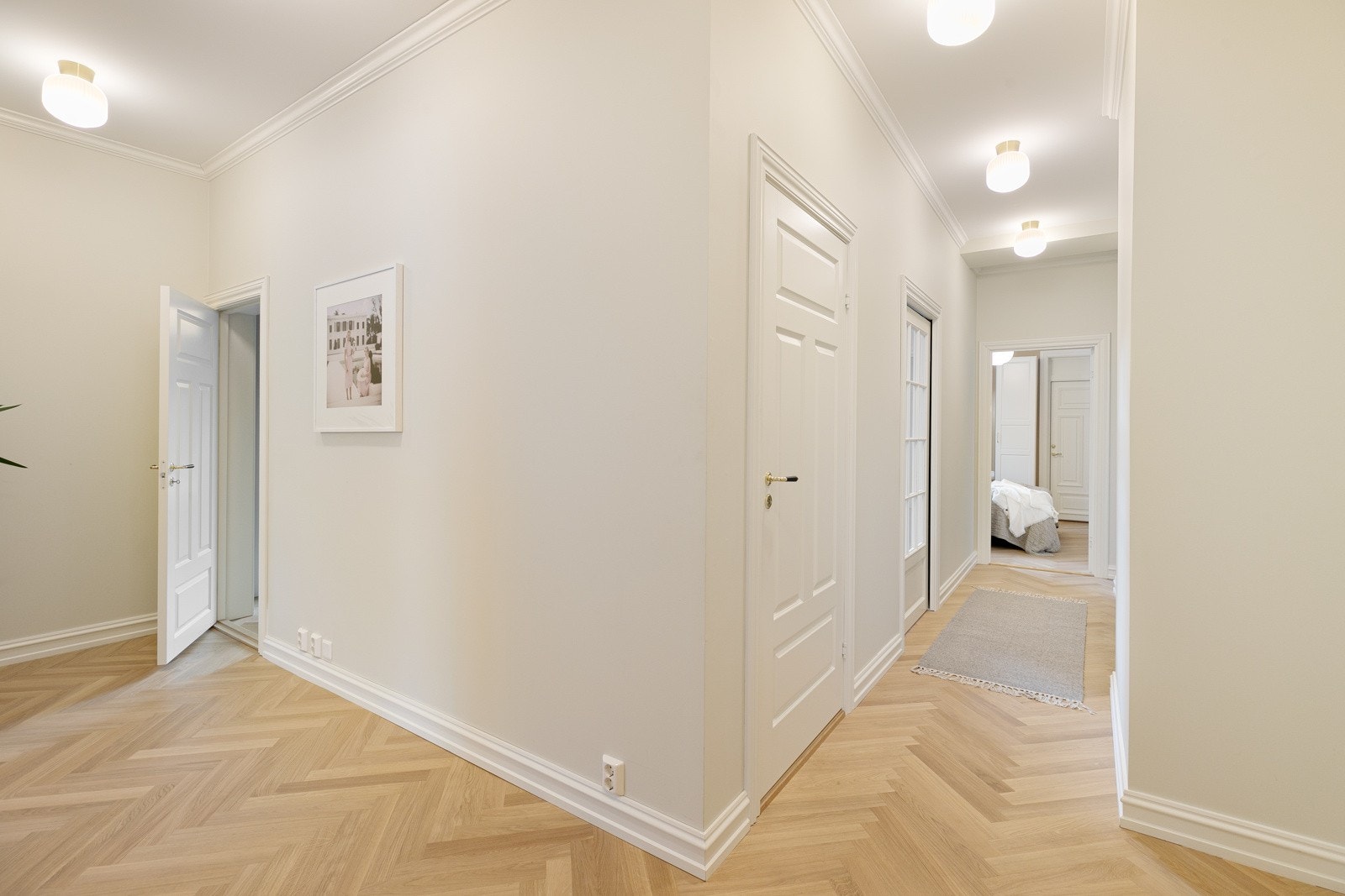 Romsling gang med flotte lamper i himling Galleribilde