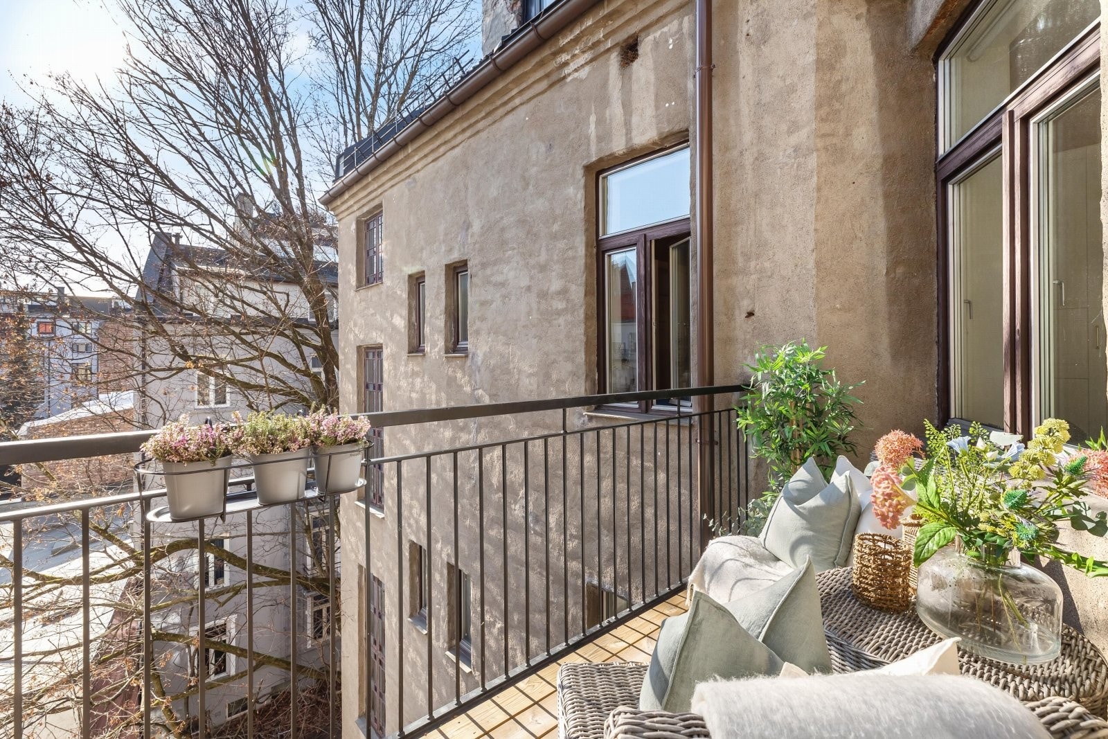 Leiligheten har en flott balkong vendt mot rolige omgivelser. Det er hyggelig og frodig utsyn fra balkongen på sommertid Galleribilde