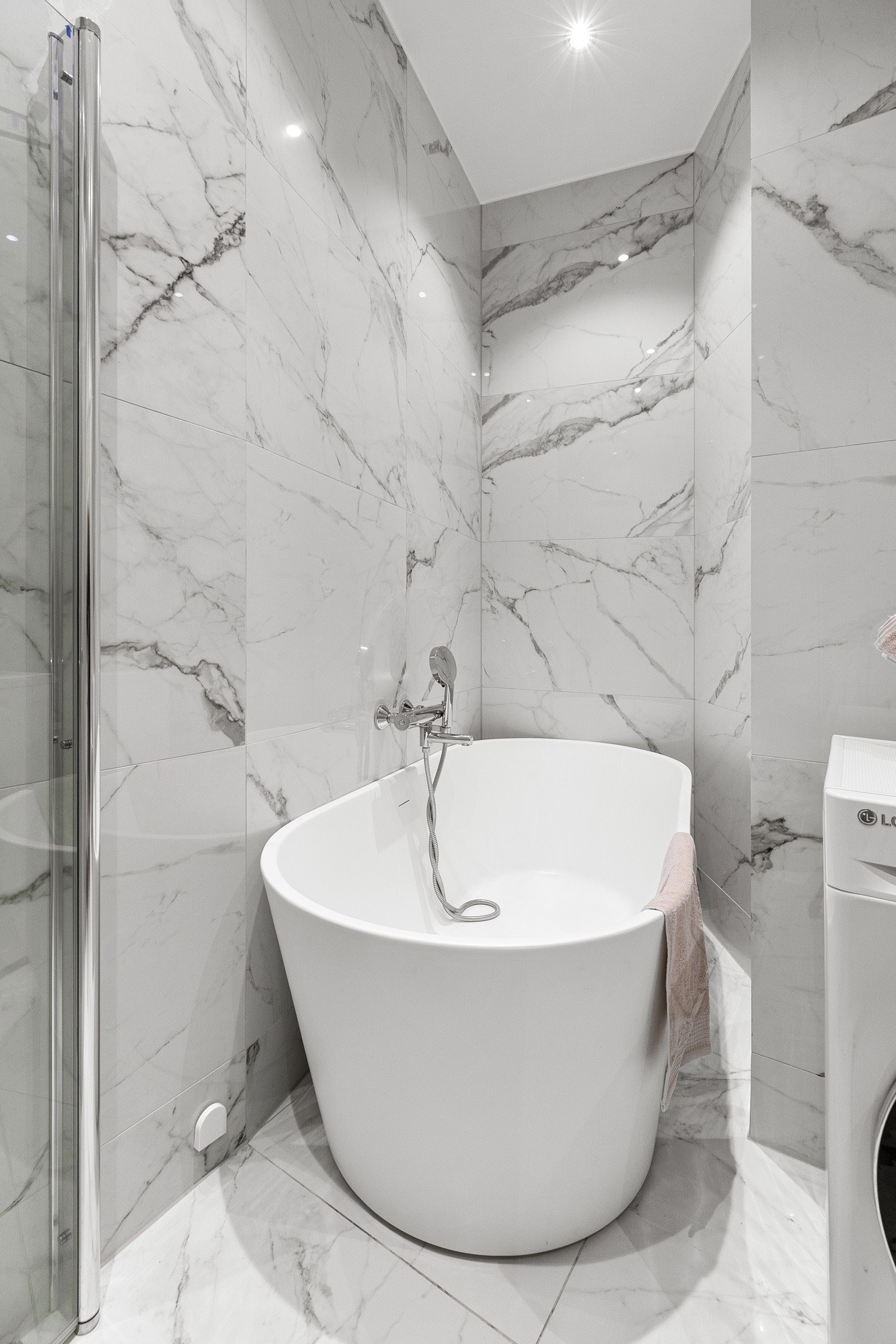 Bade kan by på både dusj og frittstående badekar fra Sanipro Galleribilde