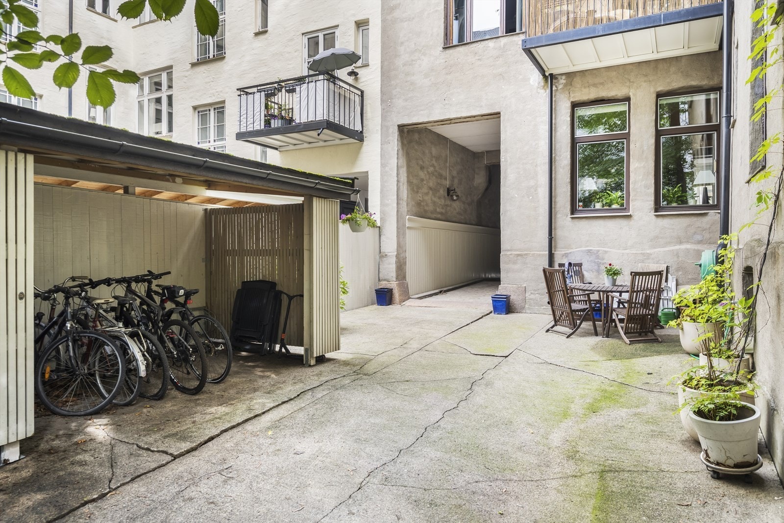 Bygget har i tillegg til hovedinngangen en dør direkte fra gateplan til en lukket bakgård via portrom. Bakgården er i hovedsak asfaltert, men har også blomsterbed, sykkelskur og adkomst til baktrapp og kjeller Galleribilde