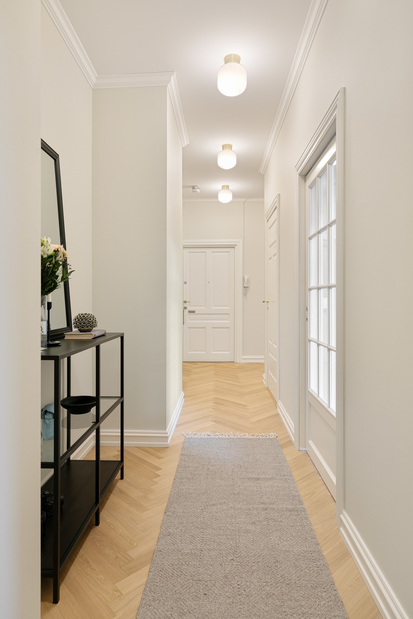 Fra gangen er det inngang til et praktisk arbeidsrom via en lekker skyvedør med glassruter mot gang Galleribilde