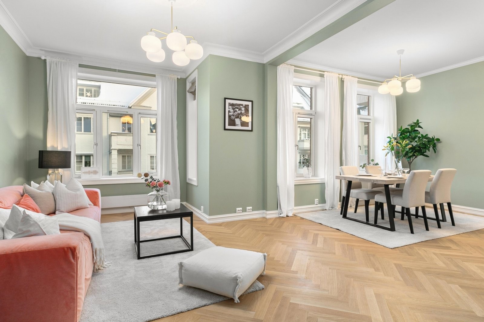 Oppholdsrommet har hele fire vinduer og oppleves lys og luftig. Fra oppholdsrommet er det utsikt mot et hyggelig nabolag med pene, klassiske bygninger Galleribilde