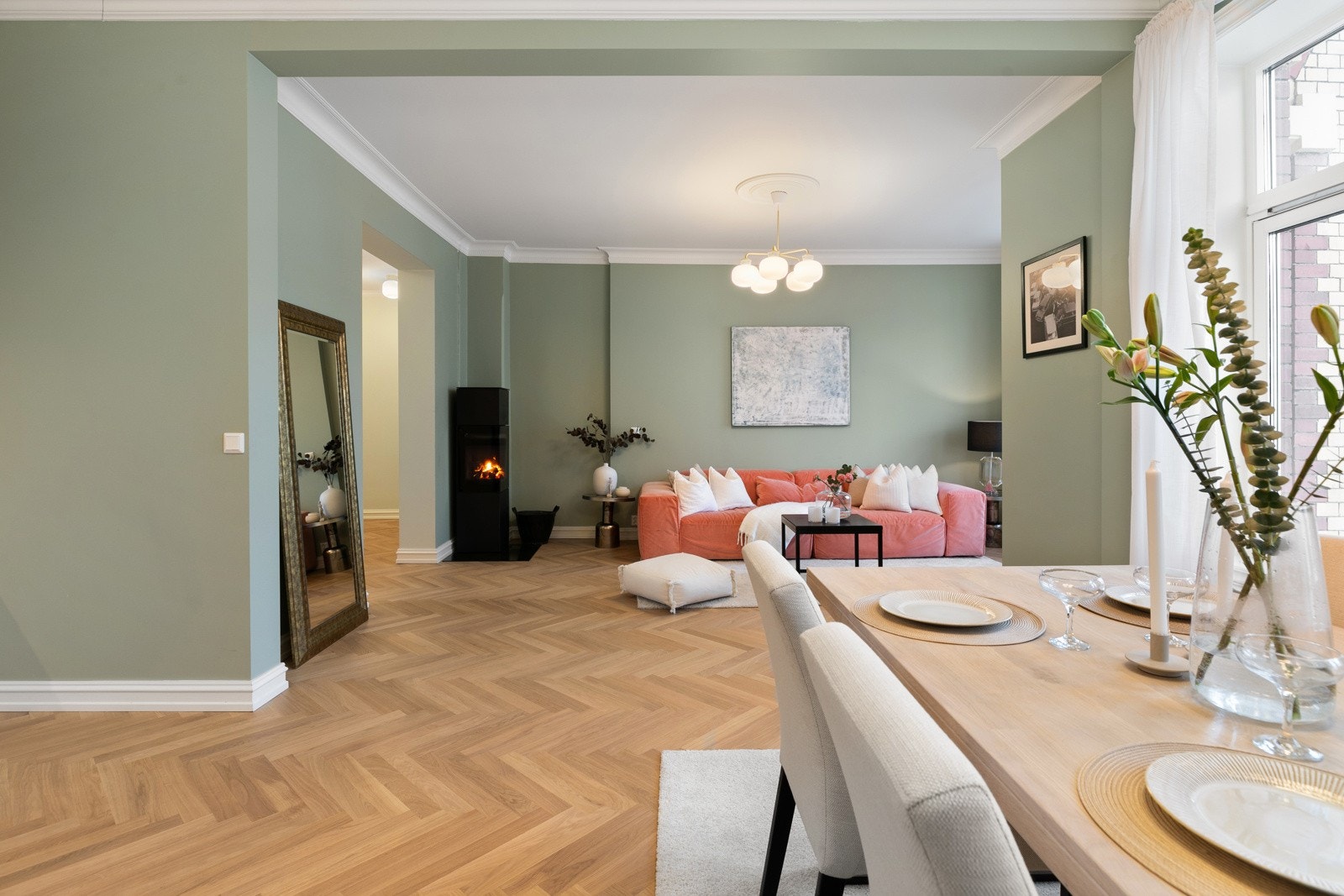 Boligen har et romslig oppholdsrom med god plass til stor sofa, stuebord og tilhørende stuemøblement Galleribilde