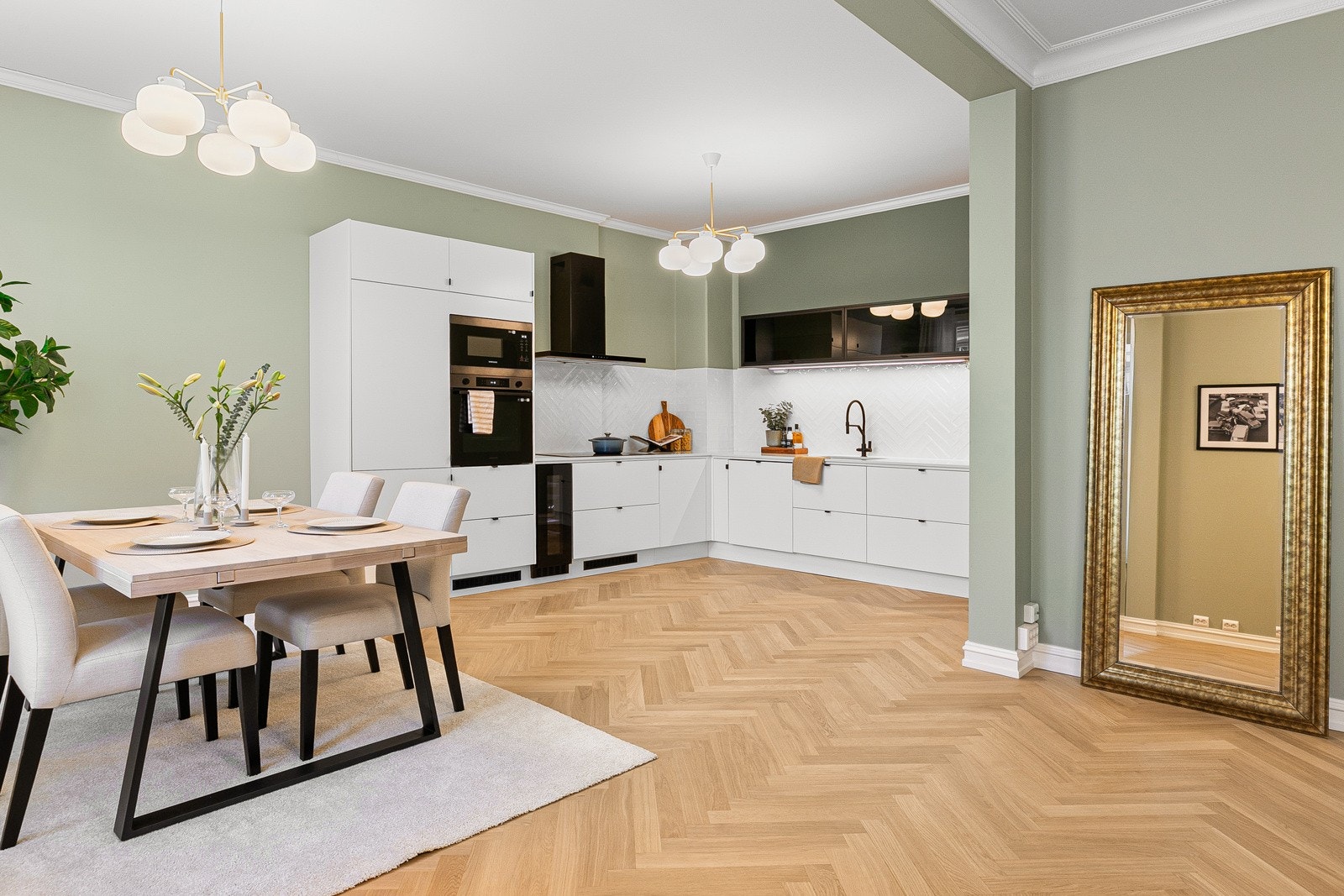 Fra stue er det åpen løsning mot kjøkken. Det er god plass til stort spisebord Galleribilde