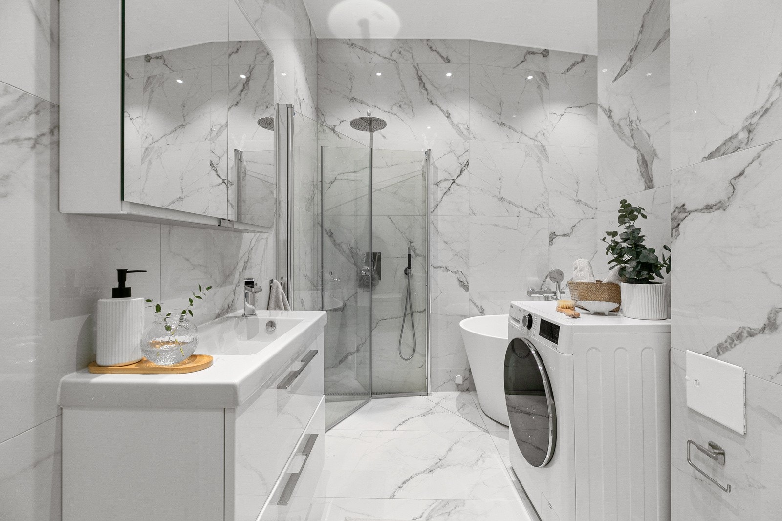 Delikat, flislagt bad med varme i gulv og downlights i himling med reguleringsstyrke Galleribilde