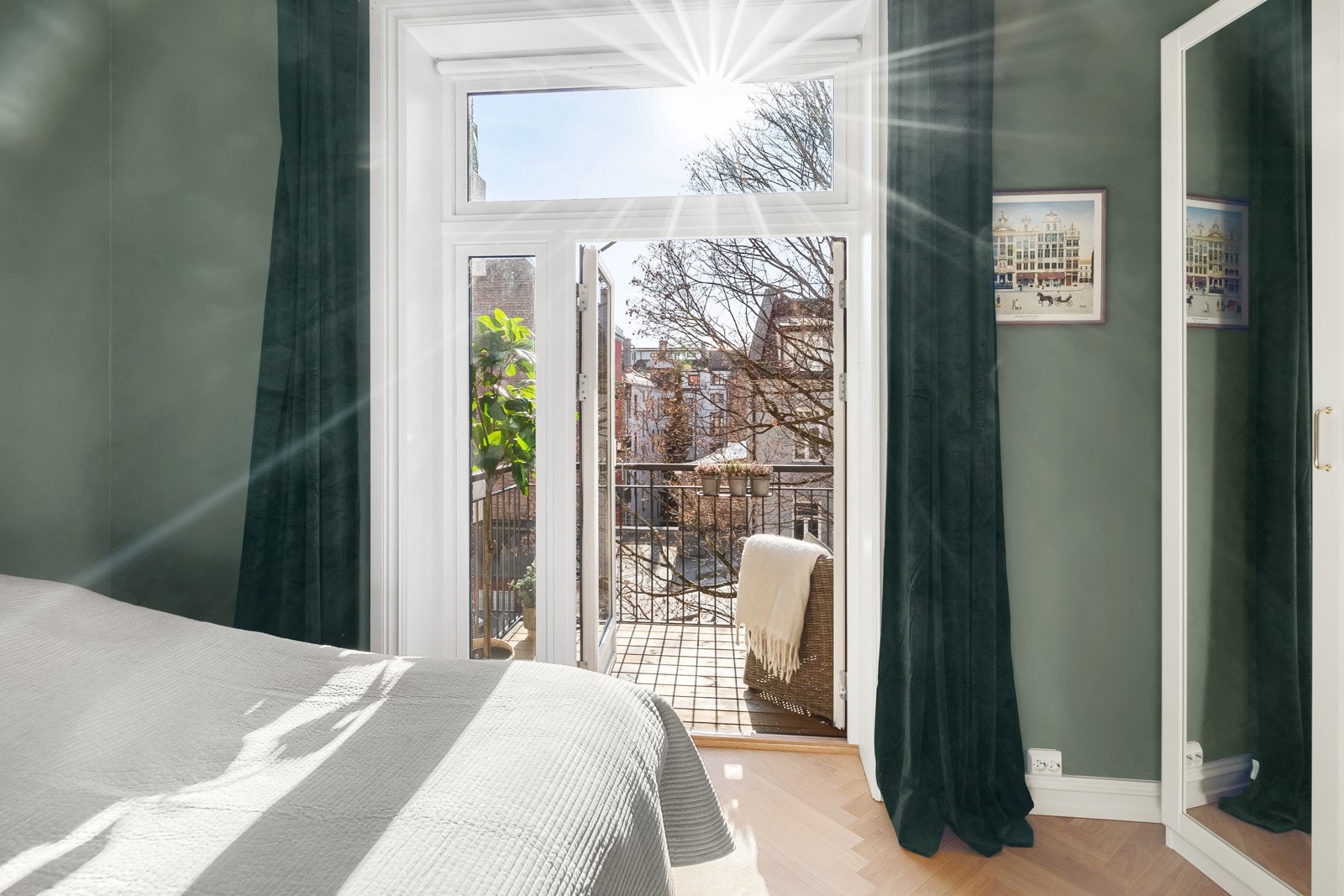 På sommerhalvåret er det hyggelig å kunne åpne opp dørene på vid gap og høre fuglene kvitre Galleribilde