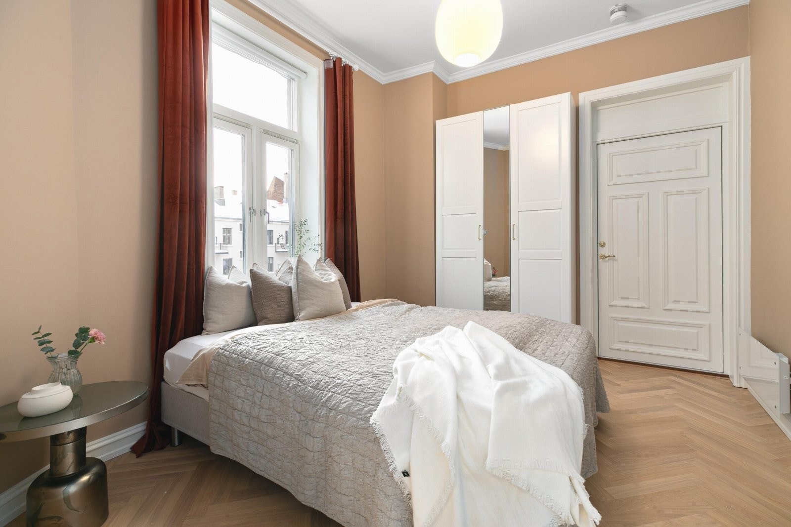 Stort soverom med god plass til dobbeltseng, nattbord og oppbevaring av klær i stort garderobeskap Galleribilde