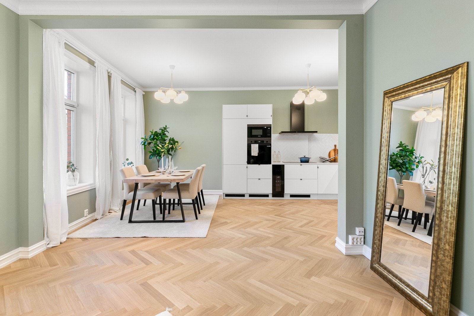 Oppholdsrommet oppleves lyst og luftig med store vinduer og en god takhøyde Galleribilde