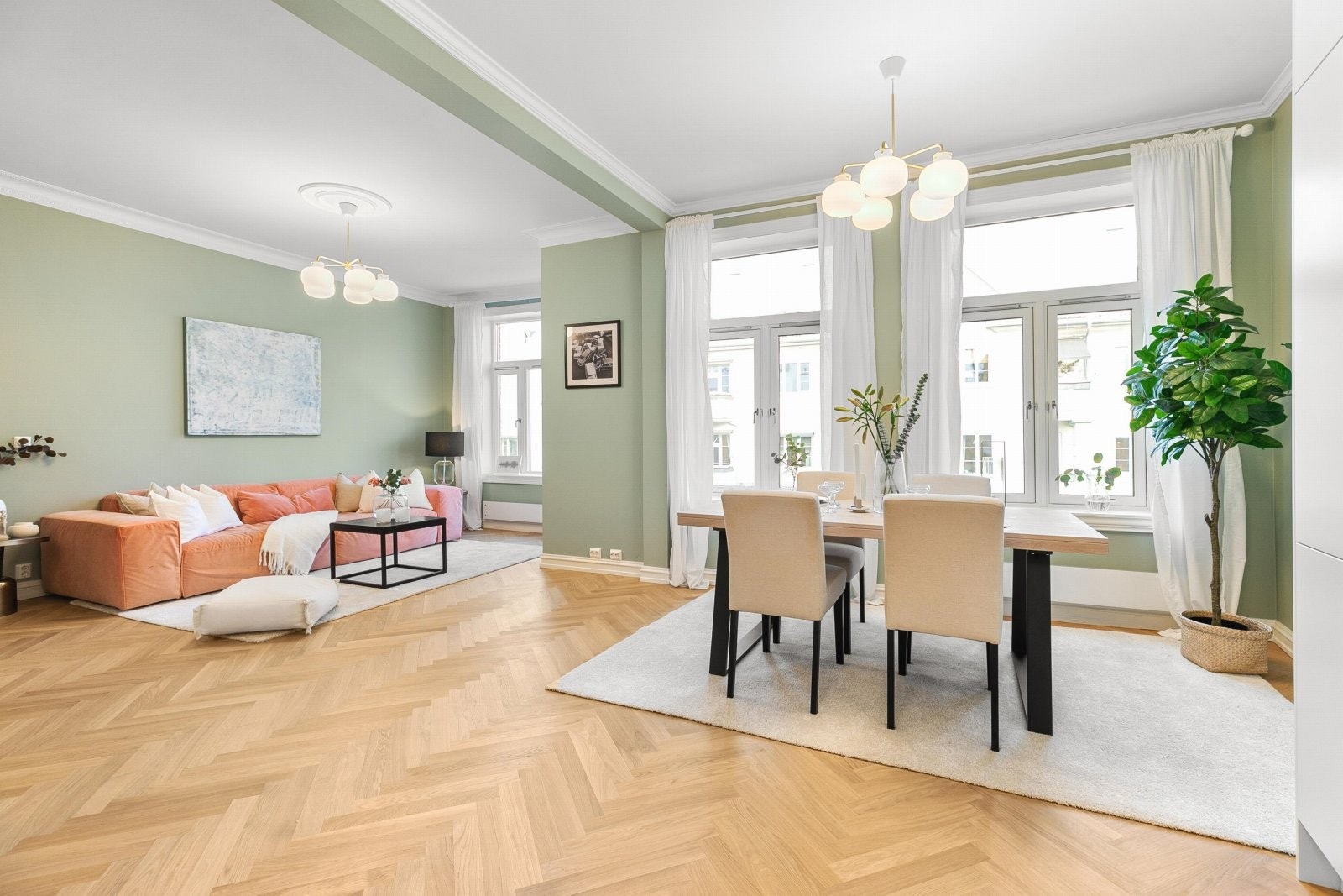 Leiligheten har i sin helhet blitt pusset opp i 2023 og holder god standard hvor man får en perfekt balanse mellom det klassiske og det moderne. Det foreligger godkjent dokumentasjon på oppussingen Galleribilde