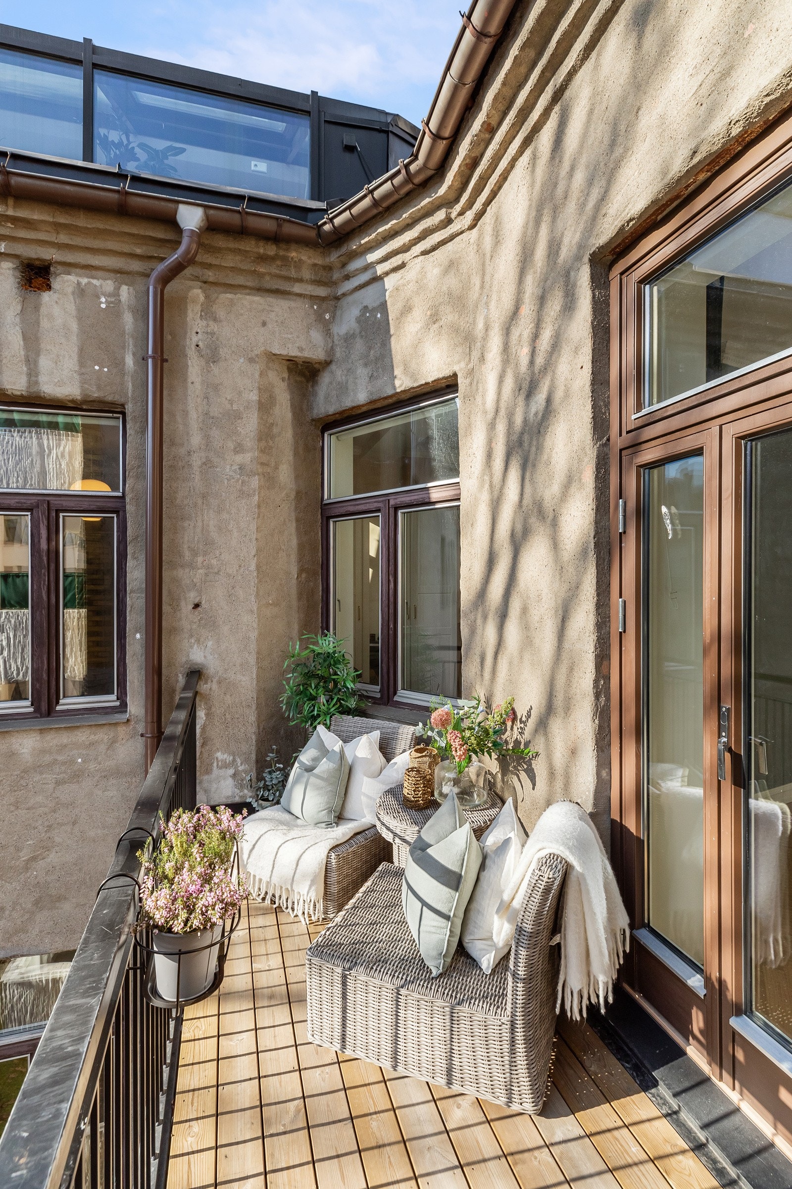 Balkongen har fått nye impregnerte terrassebord Galleribilde